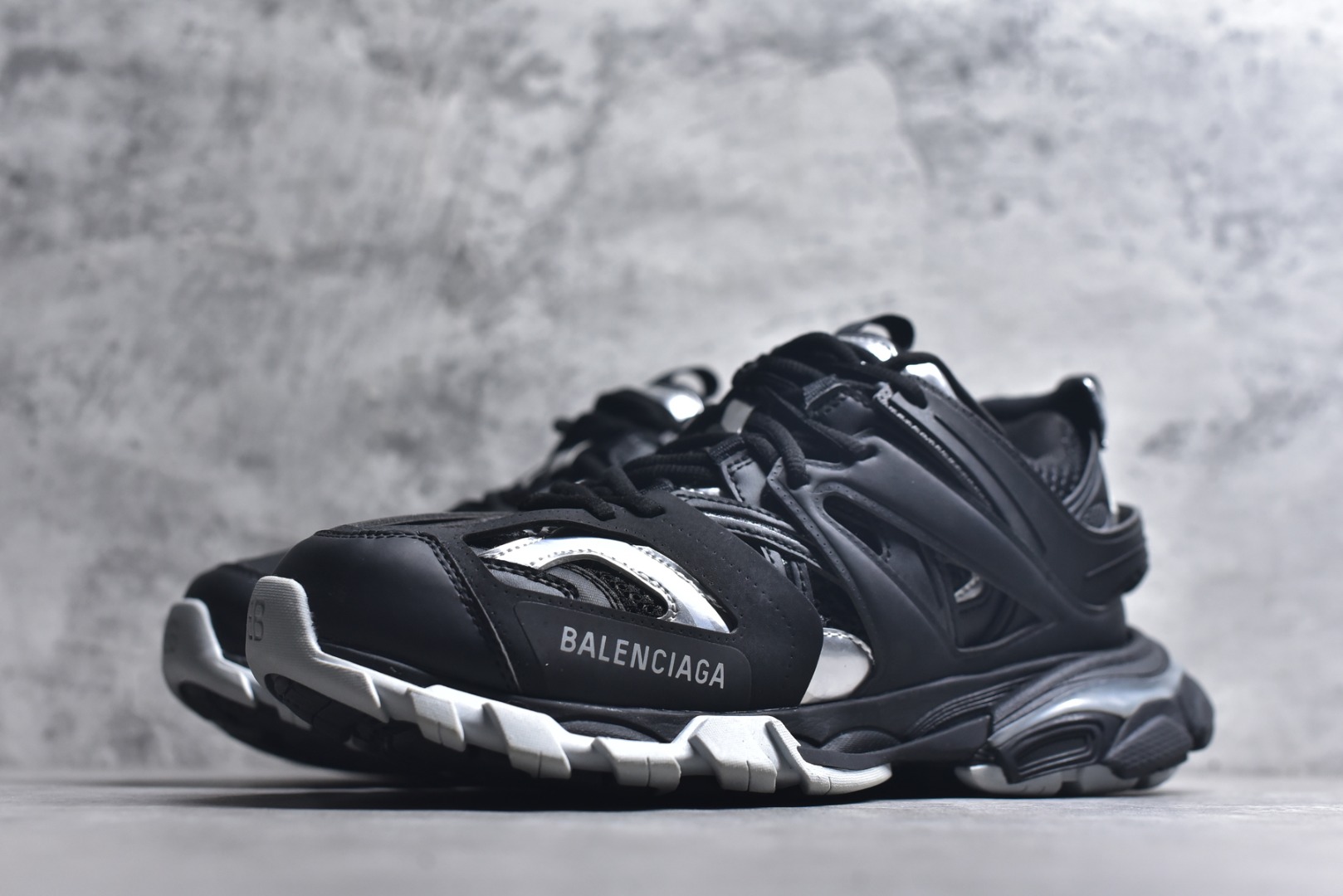 图片[2]-#BALENCIAGA Track Trainers 巴黎世家 3.0代复古野跑姥爹潮流百搭慢跑鞋 成份：47%涤纶 40%聚氨酯纤维 13%Nylon 采用尼龙和网眼布制成 100%不含皮革 尺码饰于足尖 鞋后跟压印Track字样 外底正面压印BB标识 外侧印有Balenciaga印花 鞋舌压印Balenciaga标识 双鞋带以常规方式打结 后帮及鞋舌配有拉环鞋提 动态鞋底设计 为双脚带来后续的助力 50毫米鞋弓 水洗做旧风格 中国制造 此商品提供Balenciaga防尘袋和包装盒 尺码：35-46-选品中心