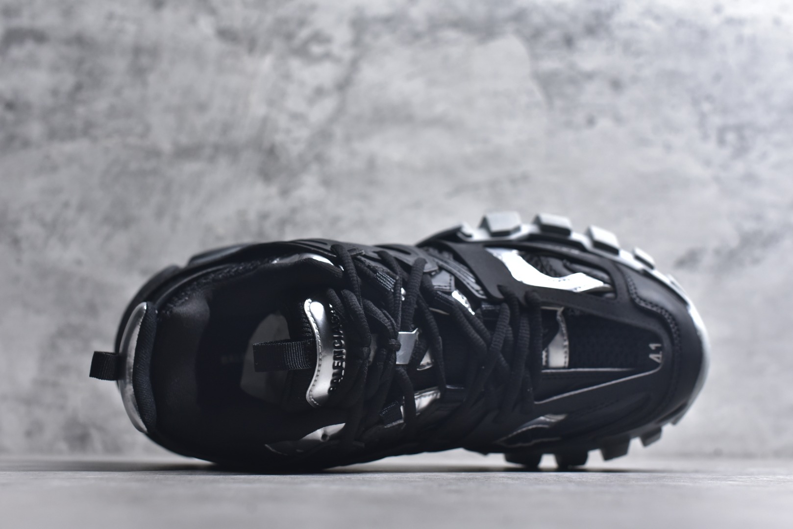 图片[4]-#BALENCIAGA Track Trainers 巴黎世家 3.0代复古野跑姥爹潮流百搭慢跑鞋 成份：47%涤纶 40%聚氨酯纤维 13%Nylon 采用尼龙和网眼布制成 100%不含皮革 尺码饰于足尖 鞋后跟压印Track字样 外底正面压印BB标识 外侧印有Balenciaga印花 鞋舌压印Balenciaga标识 双鞋带以常规方式打结 后帮及鞋舌配有拉环鞋提 动态鞋底设计 为双脚带来后续的助力 50毫米鞋弓 水洗做旧风格 中国制造 此商品提供Balenciaga防尘袋和包装盒 尺码：35-46-选品中心