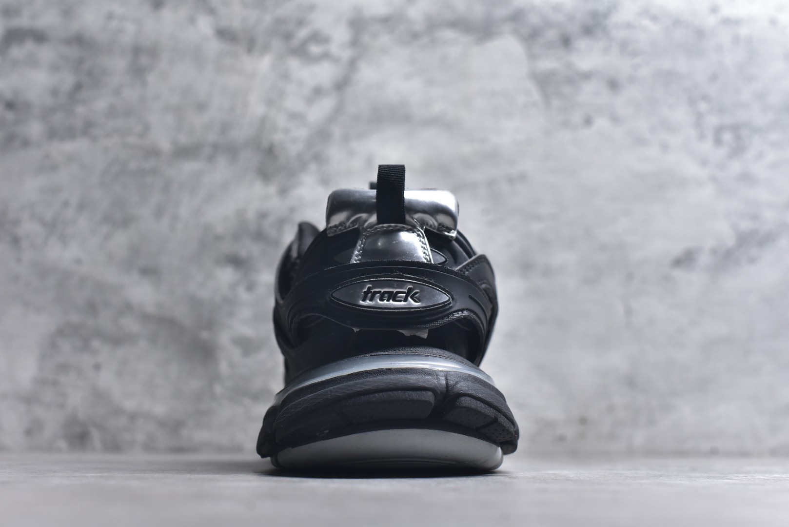 图片[5]-#BALENCIAGA Track Trainers 巴黎世家 3.0代复古野跑姥爹潮流百搭慢跑鞋 成份：47%涤纶 40%聚氨酯纤维 13%Nylon 采用尼龙和网眼布制成 100%不含皮革 尺码饰于足尖 鞋后跟压印Track字样 外底正面压印BB标识 外侧印有Balenciaga印花 鞋舌压印Balenciaga标识 双鞋带以常规方式打结 后帮及鞋舌配有拉环鞋提 动态鞋底设计 为双脚带来后续的助力 50毫米鞋弓 水洗做旧风格 中国制造 此商品提供Balenciaga防尘袋和包装盒 尺码：35-46-选品中心