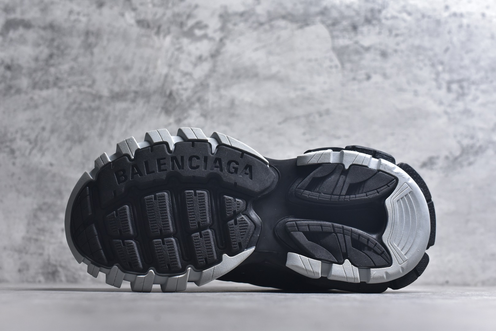 图片[6]-#BALENCIAGA Track Trainers 巴黎世家 3.0代复古野跑姥爹潮流百搭慢跑鞋 成份：47%涤纶 40%聚氨酯纤维 13%Nylon 采用尼龙和网眼布制成 100%不含皮革 尺码饰于足尖 鞋后跟压印Track字样 外底正面压印BB标识 外侧印有Balenciaga印花 鞋舌压印Balenciaga标识 双鞋带以常规方式打结 后帮及鞋舌配有拉环鞋提 动态鞋底设计 为双脚带来后续的助力 50毫米鞋弓 水洗做旧风格 中国制造 此商品提供Balenciaga防尘袋和包装盒 尺码：35-46-选品中心