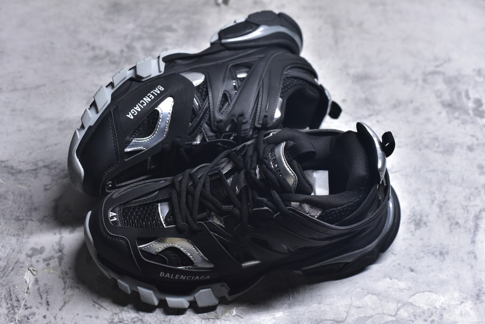 图片[7]-#BALENCIAGA Track Trainers 巴黎世家 3.0代复古野跑姥爹潮流百搭慢跑鞋 成份：47%涤纶 40%聚氨酯纤维 13%Nylon 采用尼龙和网眼布制成 100%不含皮革 尺码饰于足尖 鞋后跟压印Track字样 外底正面压印BB标识 外侧印有Balenciaga印花 鞋舌压印Balenciaga标识 双鞋带以常规方式打结 后帮及鞋舌配有拉环鞋提 动态鞋底设计 为双脚带来后续的助力 50毫米鞋弓 水洗做旧风格 中国制造 此商品提供Balenciaga防尘袋和包装盒 尺码：35-46-选品中心