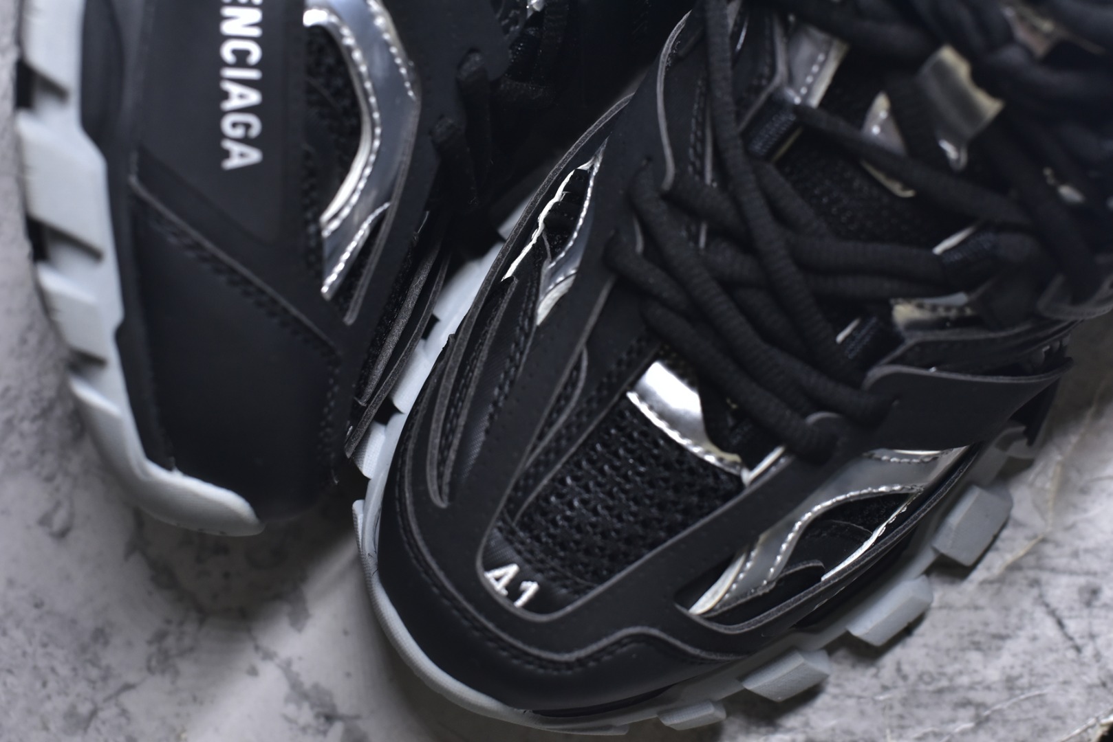 图片[8]-#BALENCIAGA Track Trainers 巴黎世家 3.0代复古野跑姥爹潮流百搭慢跑鞋 成份：47%涤纶 40%聚氨酯纤维 13%Nylon 采用尼龙和网眼布制成 100%不含皮革 尺码饰于足尖 鞋后跟压印Track字样 外底正面压印BB标识 外侧印有Balenciaga印花 鞋舌压印Balenciaga标识 双鞋带以常规方式打结 后帮及鞋舌配有拉环鞋提 动态鞋底设计 为双脚带来后续的助力 50毫米鞋弓 水洗做旧风格 中国制造 此商品提供Balenciaga防尘袋和包装盒 尺码：35-46-选品中心