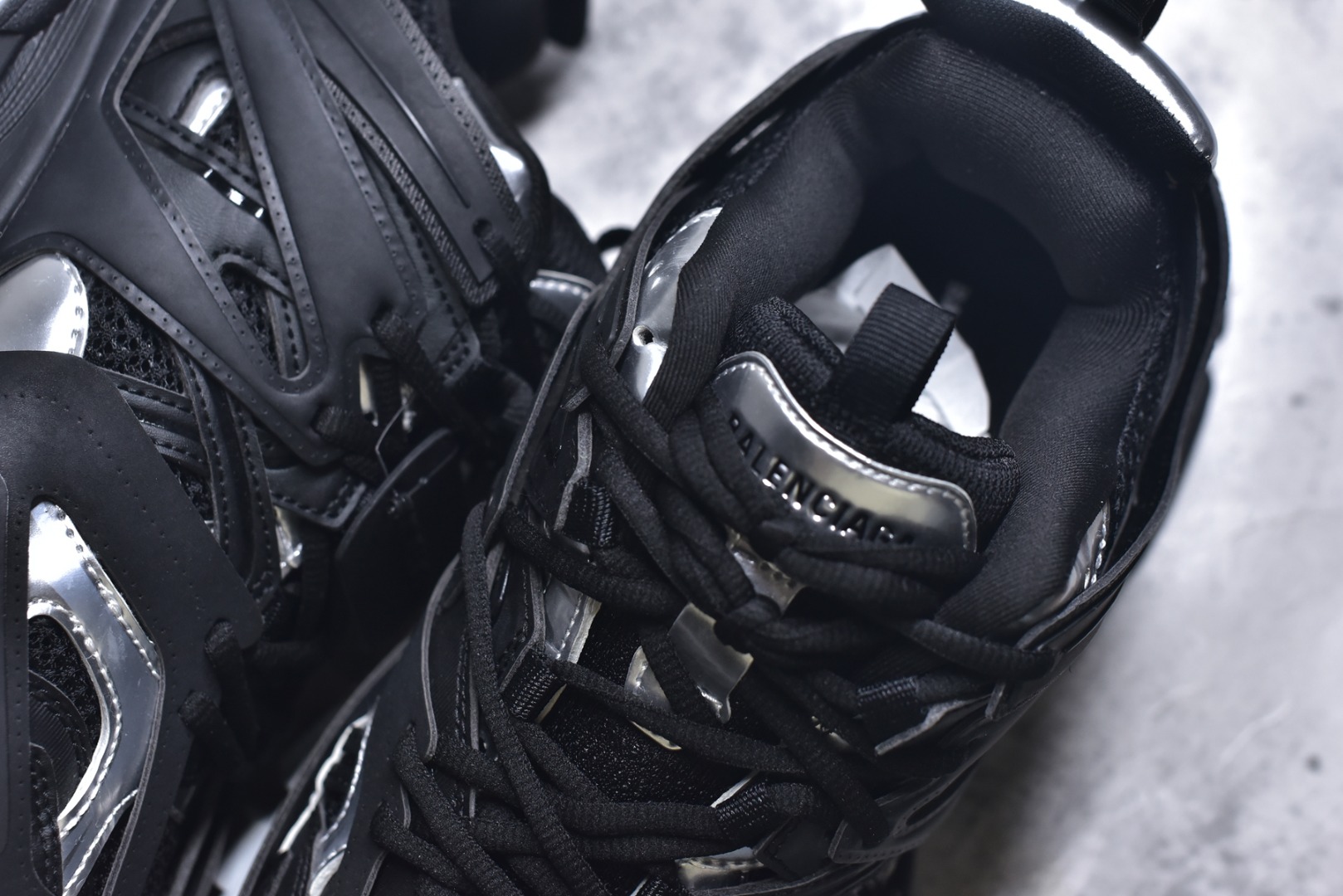 图片[9]-#BALENCIAGA Track Trainers 巴黎世家 3.0代复古野跑姥爹潮流百搭慢跑鞋 成份：47%涤纶 40%聚氨酯纤维 13%Nylon 采用尼龙和网眼布制成 100%不含皮革 尺码饰于足尖 鞋后跟压印Track字样 外底正面压印BB标识 外侧印有Balenciaga印花 鞋舌压印Balenciaga标识 双鞋带以常规方式打结 后帮及鞋舌配有拉环鞋提 动态鞋底设计 为双脚带来后续的助力 50毫米鞋弓 水洗做旧风格 中国制造 此商品提供Balenciaga防尘袋和包装盒 尺码：35-46-选品中心