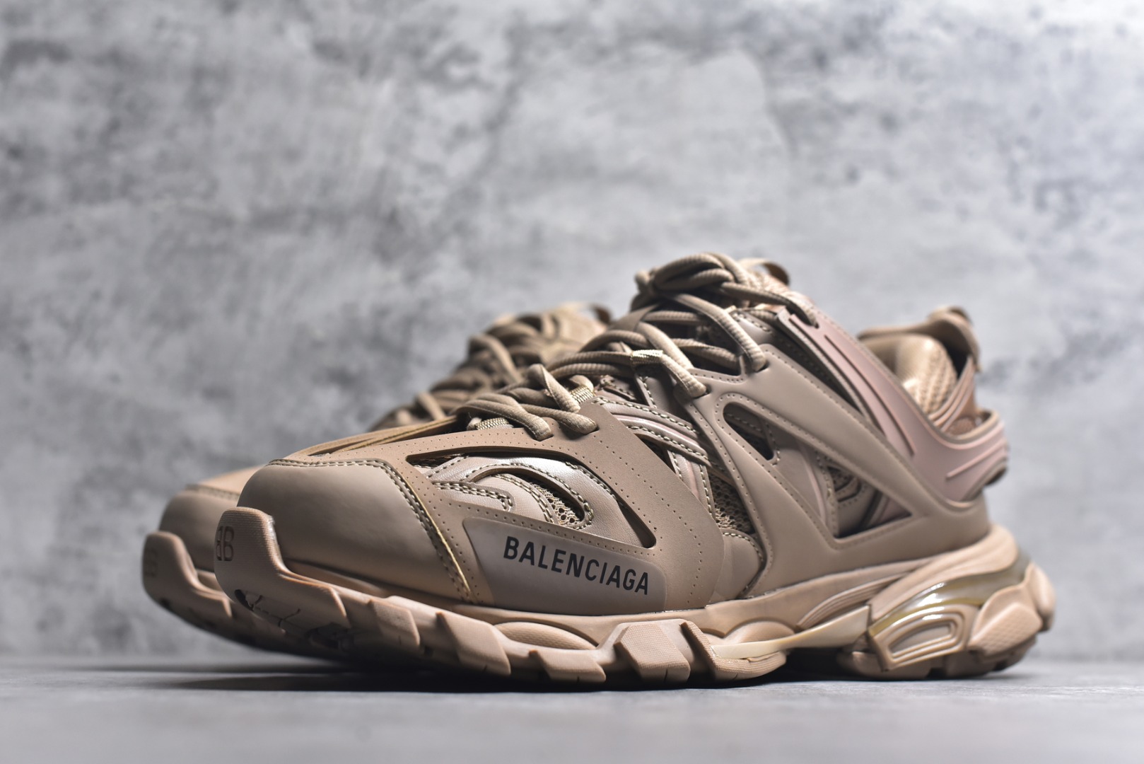 图片[2]-#BALENCIAGA Track Trainers 巴黎世家 3.0代复古野跑姥爹潮流百搭慢跑鞋 成份：47%涤纶 40%聚氨酯纤维 13%Nylon 采用尼龙和网眼布制成 100%不含皮革 尺码饰于足尖 鞋后跟压印Track字样 外底正面压印BB标识 外侧印有Balenciaga印花 鞋舌压印Balenciaga标识 双鞋带以常规方式打结 后帮及鞋舌配有拉环鞋提 动态鞋底设计 为双脚带来后续的助力 50毫米鞋弓 水洗做旧风格 中国制造 此商品提供Balenciaga防尘袋和包装盒 尺码：35-46-选品中心