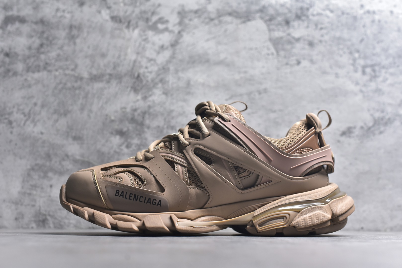 #BALENCIAGA Track Trainers 巴黎世家 3.0代复古野跑姥爹潮流百搭慢跑鞋 成份：47%涤纶 40%聚氨酯纤维 13%Nylon 采用尼龙和网眼布制成 100%不含皮革 尺码饰于足尖 鞋后跟压印Track字样 外底正面压印BB标识 外侧印有Balenciaga印花 鞋舌压印Balenciaga标识 双鞋带以常规方式打结 后帮及鞋舌配有拉环鞋提 动态鞋底设计 为双脚带来后续的助力 50毫米鞋弓 水洗做旧风格 中国制造 此商品提供Balenciaga防尘袋和包装盒 尺码：35-46-选品中心