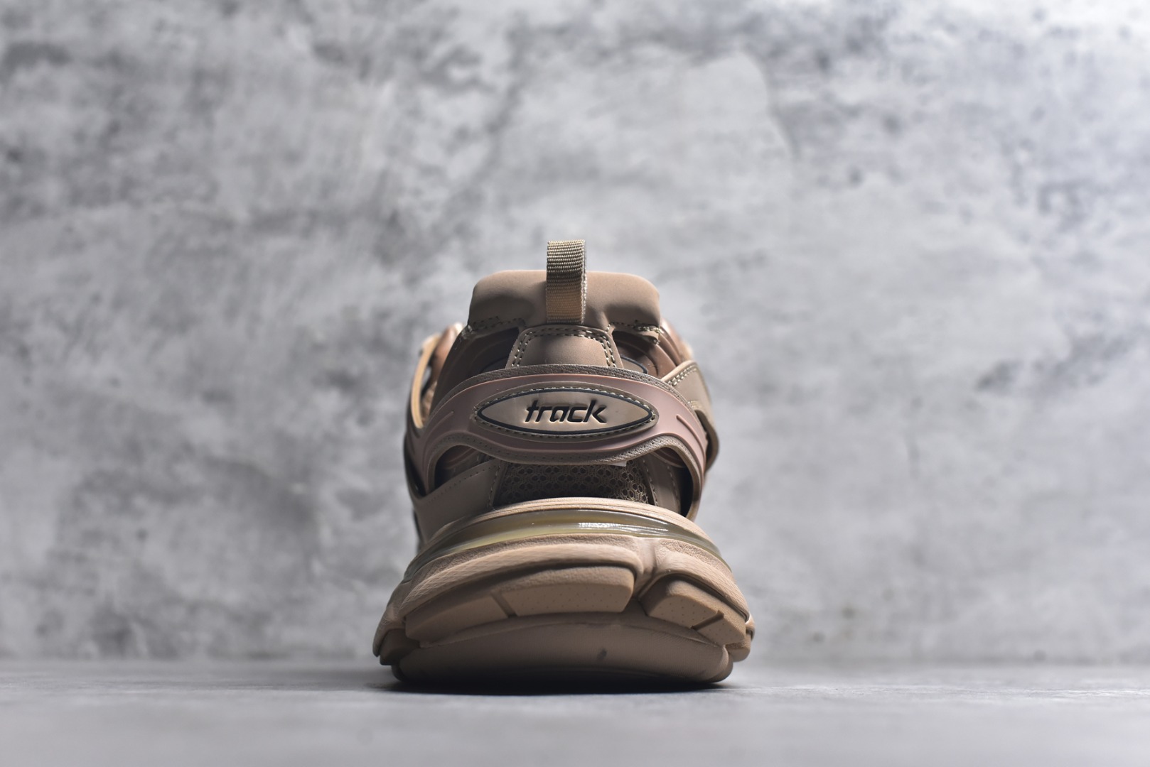 图片[5]-#BALENCIAGA Track Trainers 巴黎世家 3.0代复古野跑姥爹潮流百搭慢跑鞋 成份：47%涤纶 40%聚氨酯纤维 13%Nylon 采用尼龙和网眼布制成 100%不含皮革 尺码饰于足尖 鞋后跟压印Track字样 外底正面压印BB标识 外侧印有Balenciaga印花 鞋舌压印Balenciaga标识 双鞋带以常规方式打结 后帮及鞋舌配有拉环鞋提 动态鞋底设计 为双脚带来后续的助力 50毫米鞋弓 水洗做旧风格 中国制造 此商品提供Balenciaga防尘袋和包装盒 尺码：35-46-选品中心