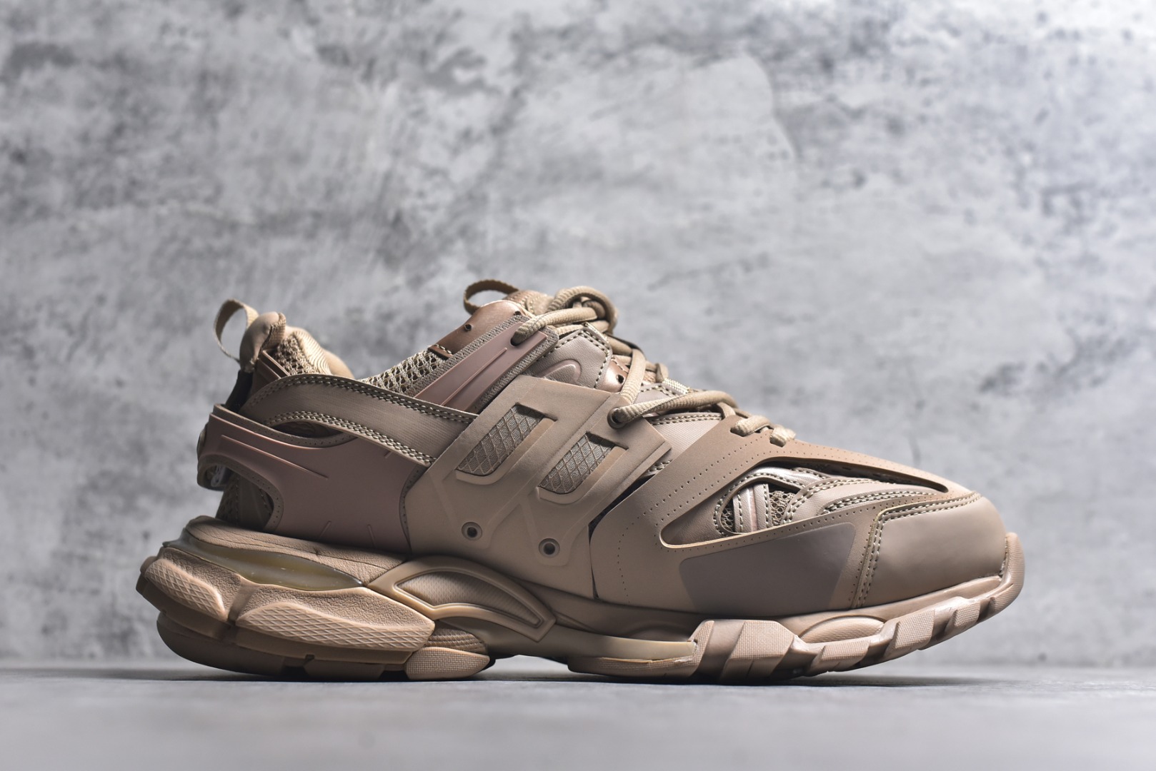 图片[3]-#BALENCIAGA Track Trainers 巴黎世家 3.0代复古野跑姥爹潮流百搭慢跑鞋 成份：47%涤纶 40%聚氨酯纤维 13%Nylon 采用尼龙和网眼布制成 100%不含皮革 尺码饰于足尖 鞋后跟压印Track字样 外底正面压印BB标识 外侧印有Balenciaga印花 鞋舌压印Balenciaga标识 双鞋带以常规方式打结 后帮及鞋舌配有拉环鞋提 动态鞋底设计 为双脚带来后续的助力 50毫米鞋弓 水洗做旧风格 中国制造 此商品提供Balenciaga防尘袋和包装盒 尺码：35-46-选品中心