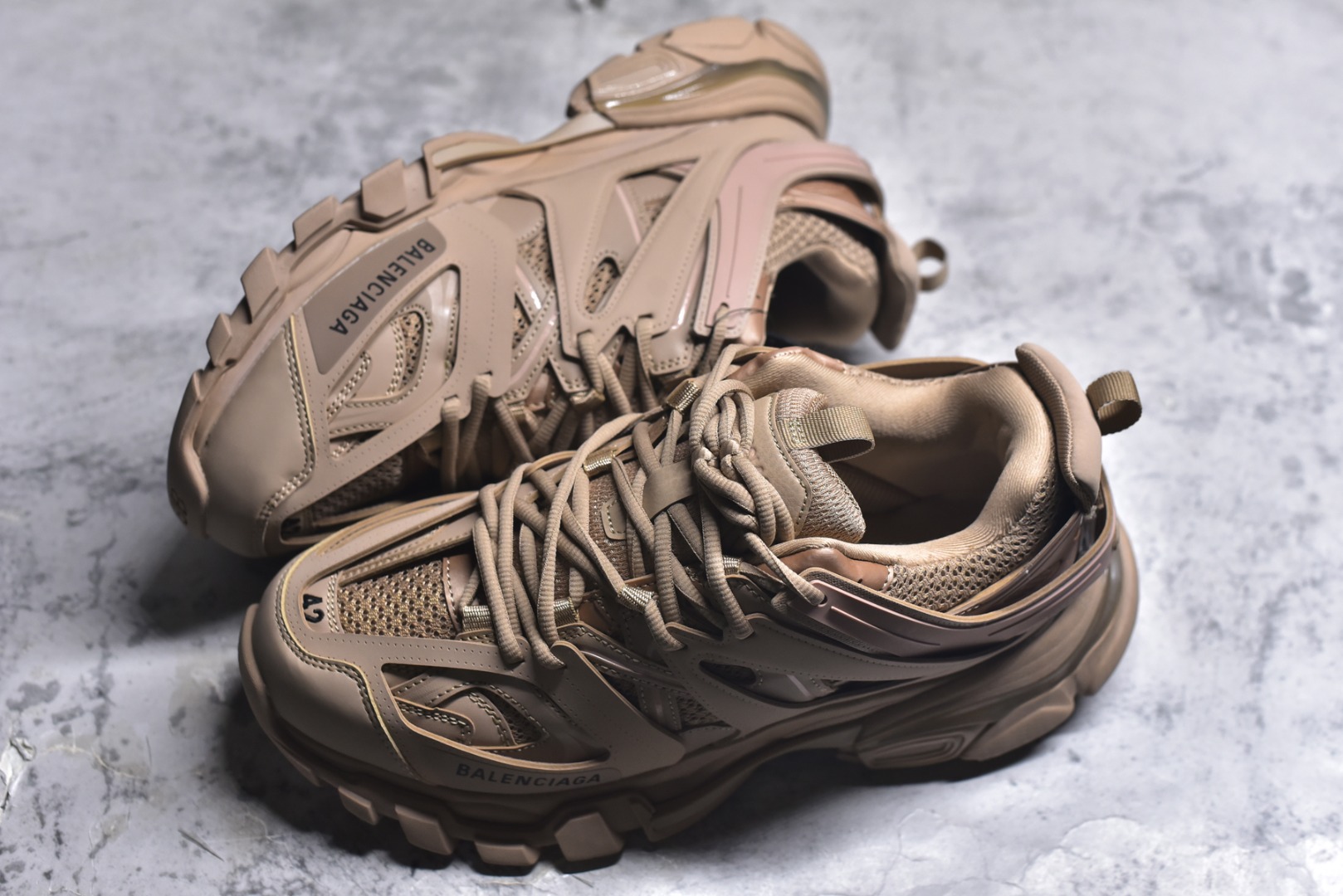 图片[7]-#BALENCIAGA Track Trainers 巴黎世家 3.0代复古野跑姥爹潮流百搭慢跑鞋 成份：47%涤纶 40%聚氨酯纤维 13%Nylon 采用尼龙和网眼布制成 100%不含皮革 尺码饰于足尖 鞋后跟压印Track字样 外底正面压印BB标识 外侧印有Balenciaga印花 鞋舌压印Balenciaga标识 双鞋带以常规方式打结 后帮及鞋舌配有拉环鞋提 动态鞋底设计 为双脚带来后续的助力 50毫米鞋弓 水洗做旧风格 中国制造 此商品提供Balenciaga防尘袋和包装盒 尺码：35-46-选品中心