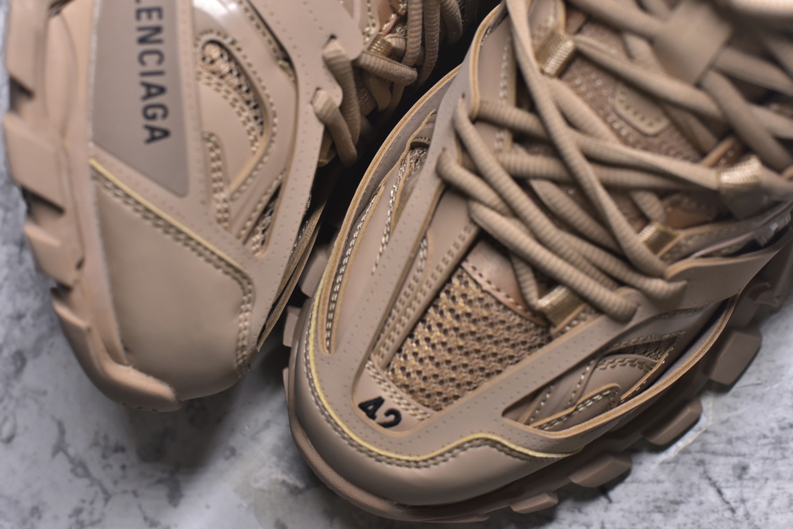 图片[8]-#BALENCIAGA Track Trainers 巴黎世家 3.0代复古野跑姥爹潮流百搭慢跑鞋 成份：47%涤纶 40%聚氨酯纤维 13%Nylon 采用尼龙和网眼布制成 100%不含皮革 尺码饰于足尖 鞋后跟压印Track字样 外底正面压印BB标识 外侧印有Balenciaga印花 鞋舌压印Balenciaga标识 双鞋带以常规方式打结 后帮及鞋舌配有拉环鞋提 动态鞋底设计 为双脚带来后续的助力 50毫米鞋弓 水洗做旧风格 中国制造 此商品提供Balenciaga防尘袋和包装盒 尺码：35-46-选品中心