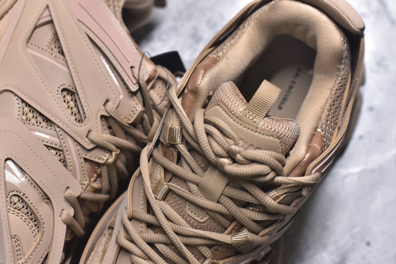 图片[9]-#BALENCIAGA Track Trainers 巴黎世家 3.0代复古野跑姥爹潮流百搭慢跑鞋 成份：47%涤纶 40%聚氨酯纤维 13%Nylon 采用尼龙和网眼布制成 100%不含皮革 尺码饰于足尖 鞋后跟压印Track字样 外底正面压印BB标识 外侧印有Balenciaga印花 鞋舌压印Balenciaga标识 双鞋带以常规方式打结 后帮及鞋舌配有拉环鞋提 动态鞋底设计 为双脚带来后续的助力 50毫米鞋弓 水洗做旧风格 中国制造 此商品提供Balenciaga防尘袋和包装盒 尺码：35-46-选品中心