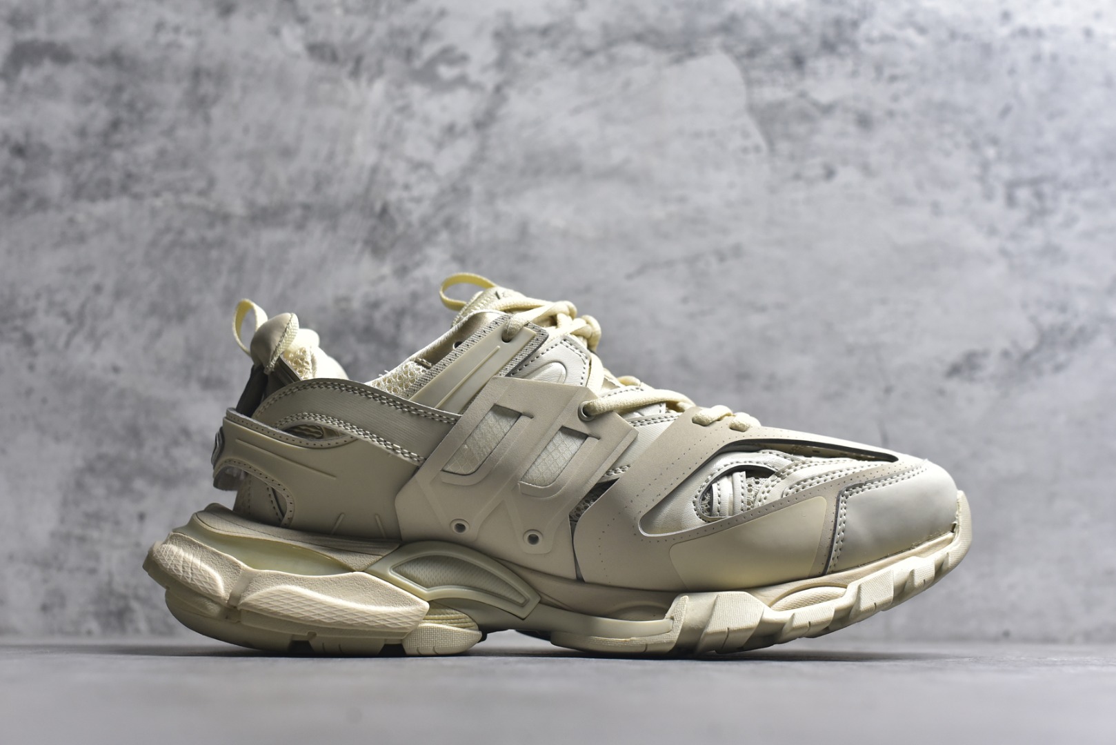 图片[3]-#BALENCIAGA Track Trainers 巴黎世家 3.0代复古野跑姥爹潮流百搭慢跑鞋 成份：47%涤纶 40%聚氨酯纤维 13%Nylon 采用尼龙和网眼布制成 100%不含皮革 尺码饰于足尖 鞋后跟压印Track字样 外底正面压印BB标识 外侧印有Balenciaga印花 鞋舌压印Balenciaga标识 双鞋带以常规方式打结 后帮及鞋舌配有拉环鞋提 动态鞋底设计 为双脚带来后续的助力 50毫米鞋弓 水洗做旧风格 中国制造 此商品提供Balenciaga防尘袋和包装盒 尺码：35-46-选品中心