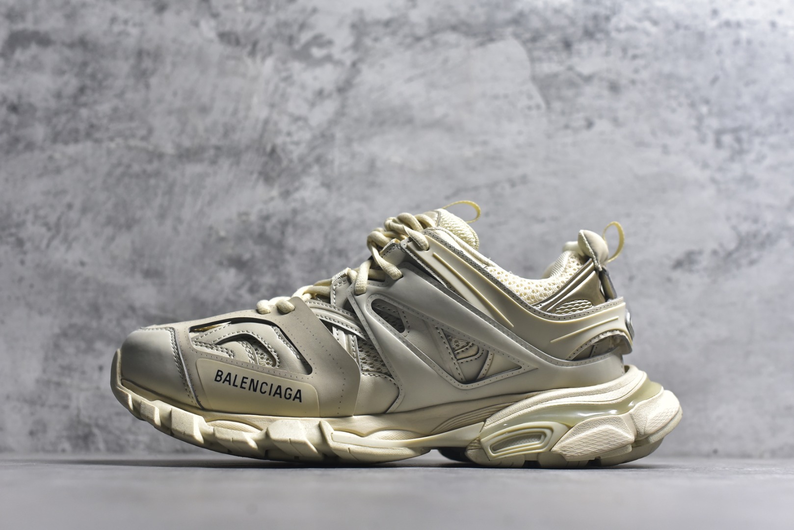 #BALENCIAGA Track Trainers 巴黎世家 3.0代复古野跑姥爹潮流百搭慢跑鞋 成份：47%涤纶 40%聚氨酯纤维 13%Nylon 采用尼龙和网眼布制成 100%不含皮革 尺码饰于足尖 鞋后跟压印Track字样 外底正面压印BB标识 外侧印有Balenciaga印花 鞋舌压印Balenciaga标识 双鞋带以常规方式打结 后帮及鞋舌配有拉环鞋提 动态鞋底设计 为双脚带来后续的助力 50毫米鞋弓 水洗做旧风格 中国制造 此商品提供Balenciaga防尘袋和包装盒 尺码：35-46-选品中心