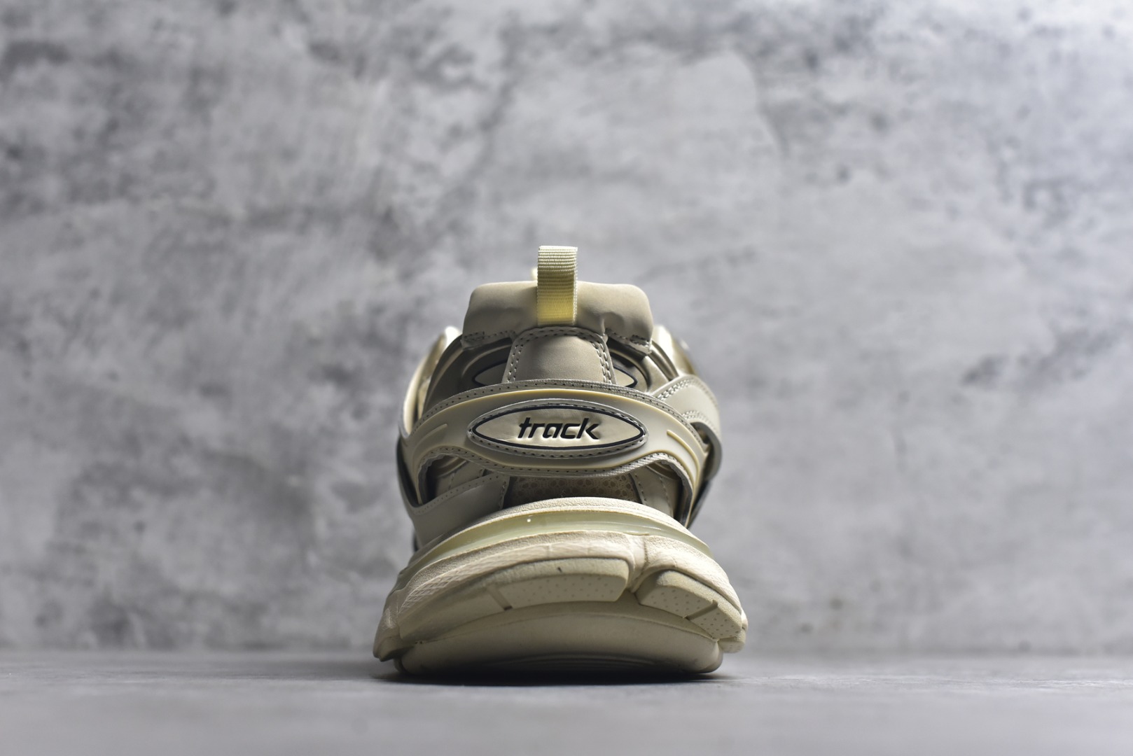 图片[5]-#BALENCIAGA Track Trainers 巴黎世家 3.0代复古野跑姥爹潮流百搭慢跑鞋 成份：47%涤纶 40%聚氨酯纤维 13%Nylon 采用尼龙和网眼布制成 100%不含皮革 尺码饰于足尖 鞋后跟压印Track字样 外底正面压印BB标识 外侧印有Balenciaga印花 鞋舌压印Balenciaga标识 双鞋带以常规方式打结 后帮及鞋舌配有拉环鞋提 动态鞋底设计 为双脚带来后续的助力 50毫米鞋弓 水洗做旧风格 中国制造 此商品提供Balenciaga防尘袋和包装盒 尺码：35-46-选品中心