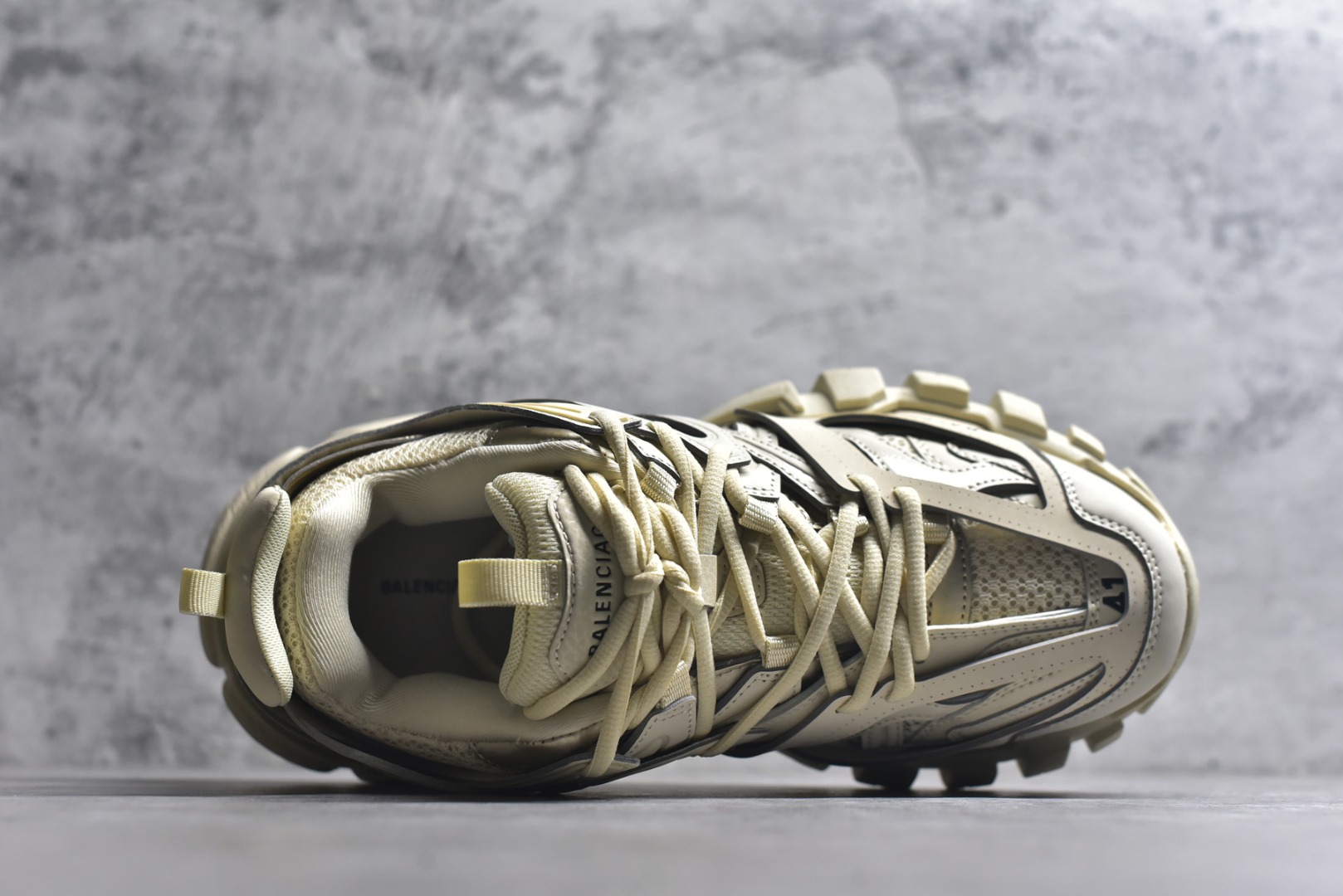 图片[4]-#BALENCIAGA Track Trainers 巴黎世家 3.0代复古野跑姥爹潮流百搭慢跑鞋 成份：47%涤纶 40%聚氨酯纤维 13%Nylon 采用尼龙和网眼布制成 100%不含皮革 尺码饰于足尖 鞋后跟压印Track字样 外底正面压印BB标识 外侧印有Balenciaga印花 鞋舌压印Balenciaga标识 双鞋带以常规方式打结 后帮及鞋舌配有拉环鞋提 动态鞋底设计 为双脚带来后续的助力 50毫米鞋弓 水洗做旧风格 中国制造 此商品提供Balenciaga防尘袋和包装盒 尺码：35-46-选品中心