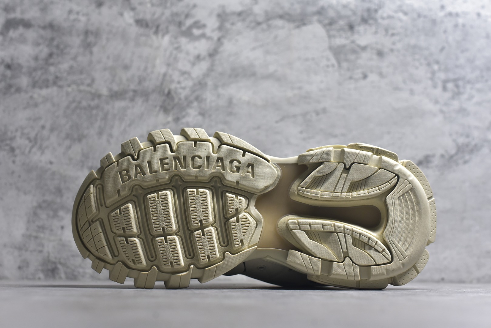图片[6]-#BALENCIAGA Track Trainers 巴黎世家 3.0代复古野跑姥爹潮流百搭慢跑鞋 成份：47%涤纶 40%聚氨酯纤维 13%Nylon 采用尼龙和网眼布制成 100%不含皮革 尺码饰于足尖 鞋后跟压印Track字样 外底正面压印BB标识 外侧印有Balenciaga印花 鞋舌压印Balenciaga标识 双鞋带以常规方式打结 后帮及鞋舌配有拉环鞋提 动态鞋底设计 为双脚带来后续的助力 50毫米鞋弓 水洗做旧风格 中国制造 此商品提供Balenciaga防尘袋和包装盒 尺码：35-46-选品中心