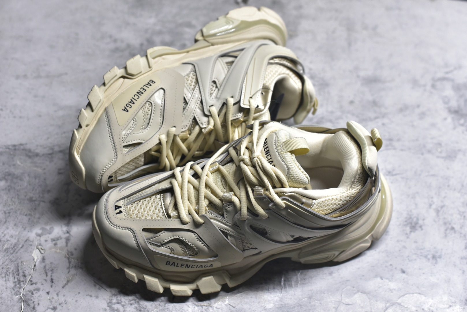 图片[7]-#BALENCIAGA Track Trainers 巴黎世家 3.0代复古野跑姥爹潮流百搭慢跑鞋 成份：47%涤纶 40%聚氨酯纤维 13%Nylon 采用尼龙和网眼布制成 100%不含皮革 尺码饰于足尖 鞋后跟压印Track字样 外底正面压印BB标识 外侧印有Balenciaga印花 鞋舌压印Balenciaga标识 双鞋带以常规方式打结 后帮及鞋舌配有拉环鞋提 动态鞋底设计 为双脚带来后续的助力 50毫米鞋弓 水洗做旧风格 中国制造 此商品提供Balenciaga防尘袋和包装盒 尺码：35-46-选品中心