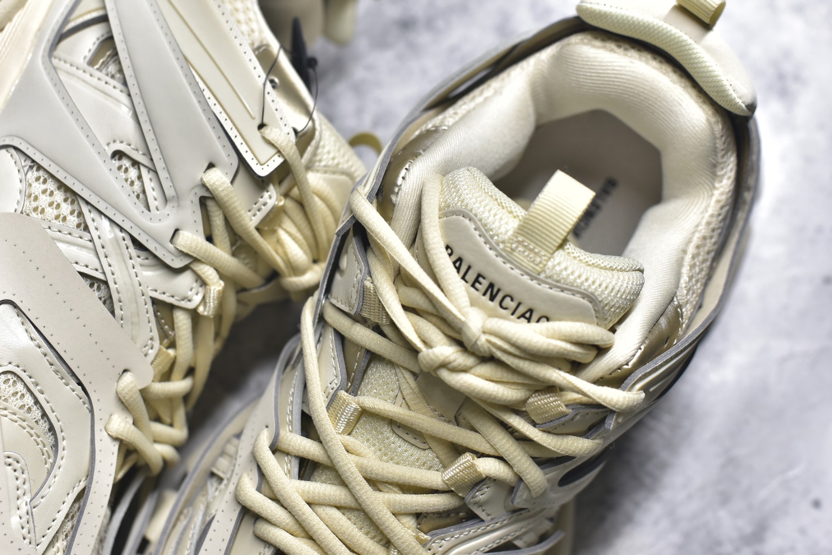 图片[9]-#BALENCIAGA Track Trainers 巴黎世家 3.0代复古野跑姥爹潮流百搭慢跑鞋 成份：47%涤纶 40%聚氨酯纤维 13%Nylon 采用尼龙和网眼布制成 100%不含皮革 尺码饰于足尖 鞋后跟压印Track字样 外底正面压印BB标识 外侧印有Balenciaga印花 鞋舌压印Balenciaga标识 双鞋带以常规方式打结 后帮及鞋舌配有拉环鞋提 动态鞋底设计 为双脚带来后续的助力 50毫米鞋弓 水洗做旧风格 中国制造 此商品提供Balenciaga防尘袋和包装盒 尺码：35-46-选品中心