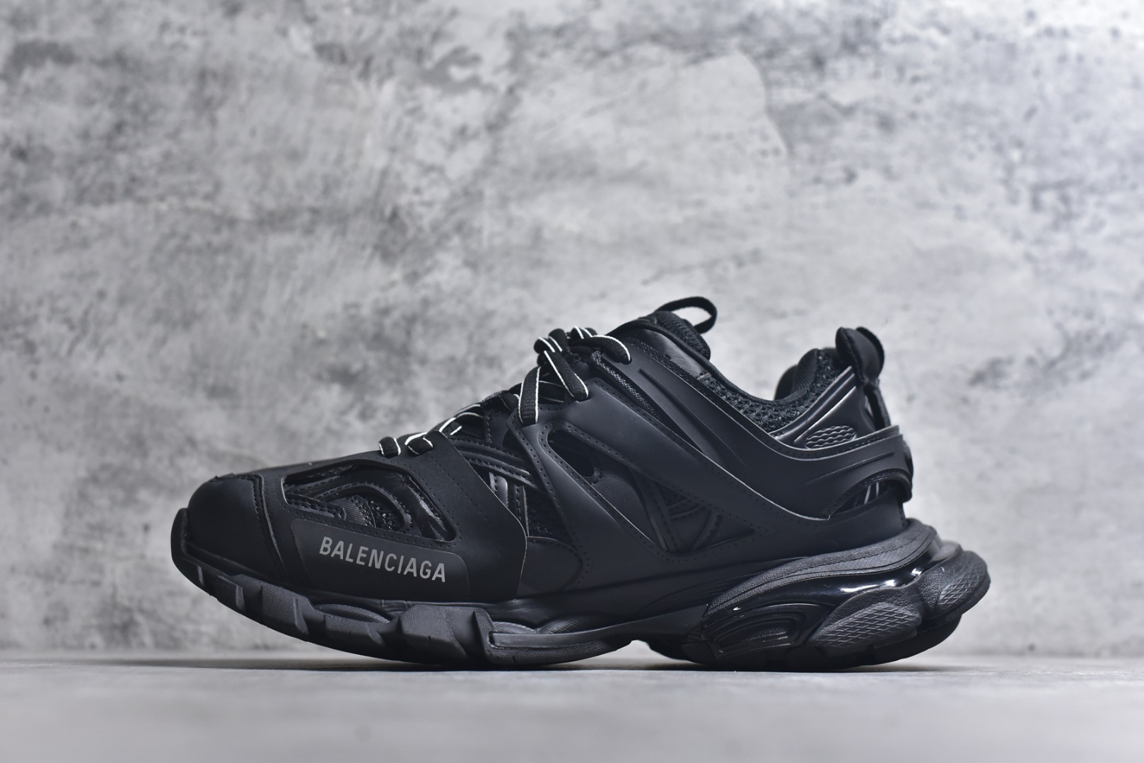 #BALENCIAGA Track Trainers 巴黎世家 3.0代复古野跑姥爹潮流百搭慢跑鞋 成份：47%涤纶 40%聚氨酯纤维 13%Nylon 采用尼龙和网眼布制成 100%不含皮革 尺码饰于足尖 鞋后跟压印Track字样 外底正面压印BB标识 外侧印有Balenciaga印花 鞋舌压印Balenciaga标识 双鞋带以常规方式打结 后帮及鞋舌配有拉环鞋提 动态鞋底设计 为双脚带来后续的助力 50毫米鞋弓 水洗做旧风格 中国制造 此商品提供Balenciaga防尘袋和包装盒 尺码：35-46-选品中心