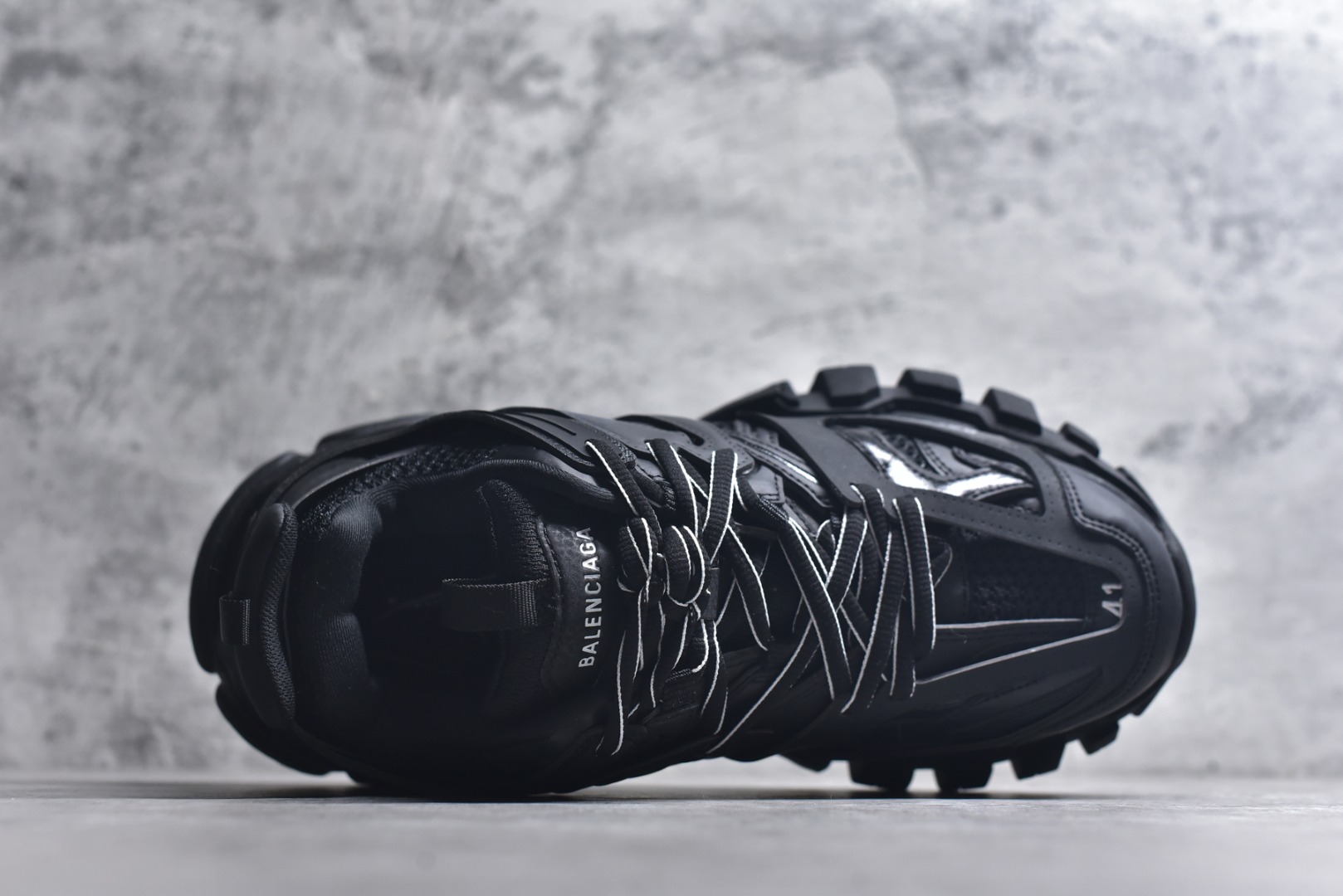 图片[4]-#BALENCIAGA Track Trainers 巴黎世家 3.0代复古野跑姥爹潮流百搭慢跑鞋 成份：47%涤纶 40%聚氨酯纤维 13%Nylon 采用尼龙和网眼布制成 100%不含皮革 尺码饰于足尖 鞋后跟压印Track字样 外底正面压印BB标识 外侧印有Balenciaga印花 鞋舌压印Balenciaga标识 双鞋带以常规方式打结 后帮及鞋舌配有拉环鞋提 动态鞋底设计 为双脚带来后续的助力 50毫米鞋弓 水洗做旧风格 中国制造 此商品提供Balenciaga防尘袋和包装盒 尺码：35-46-选品中心