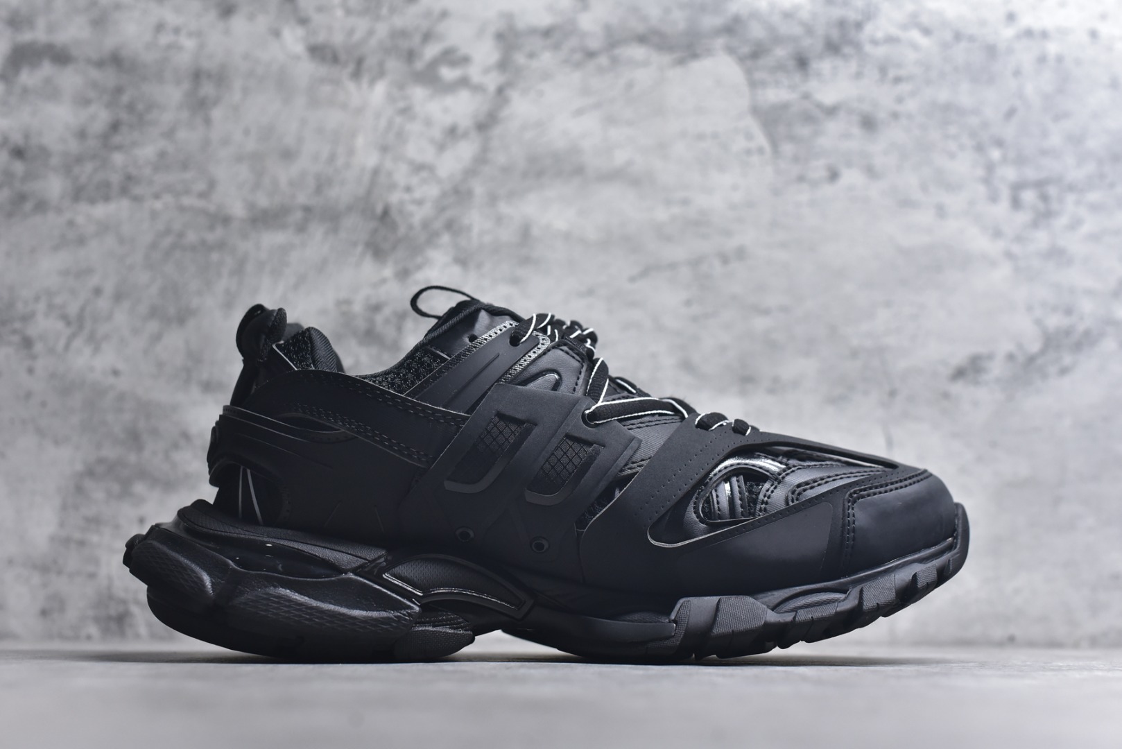 图片[3]-#BALENCIAGA Track Trainers 巴黎世家 3.0代复古野跑姥爹潮流百搭慢跑鞋 成份：47%涤纶 40%聚氨酯纤维 13%Nylon 采用尼龙和网眼布制成 100%不含皮革 尺码饰于足尖 鞋后跟压印Track字样 外底正面压印BB标识 外侧印有Balenciaga印花 鞋舌压印Balenciaga标识 双鞋带以常规方式打结 后帮及鞋舌配有拉环鞋提 动态鞋底设计 为双脚带来后续的助力 50毫米鞋弓 水洗做旧风格 中国制造 此商品提供Balenciaga防尘袋和包装盒 尺码：35-46-选品中心