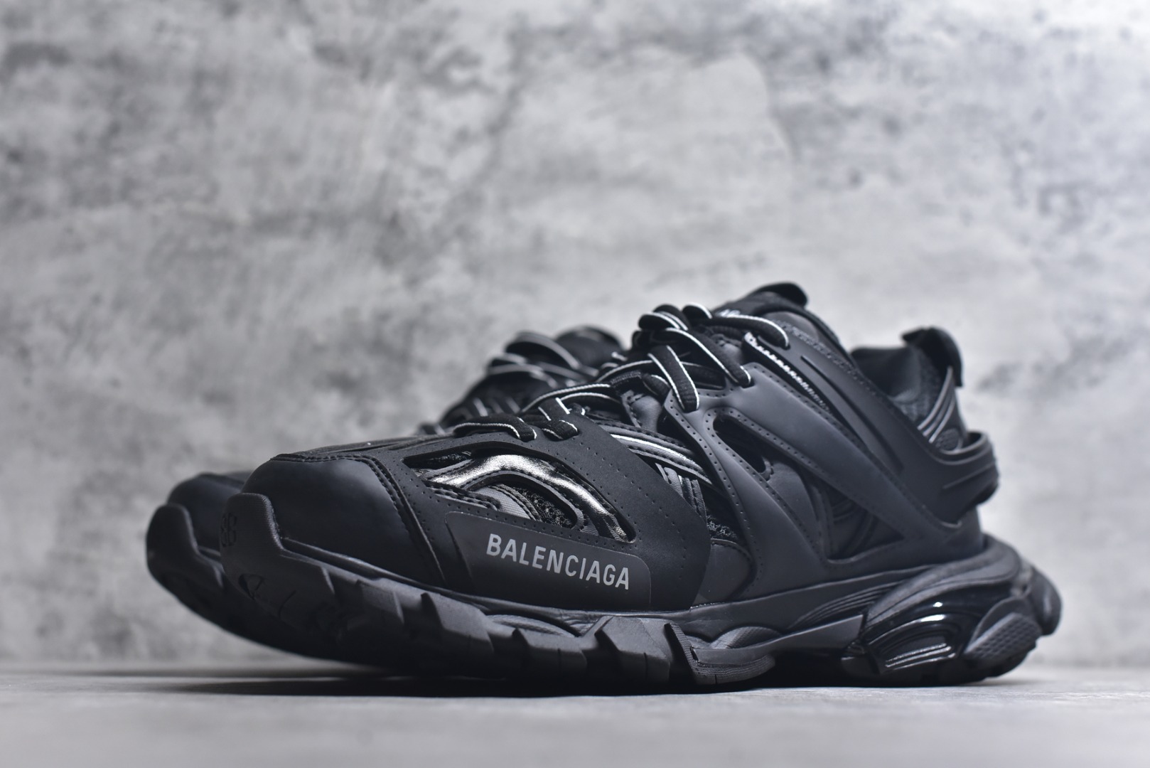 图片[2]-#BALENCIAGA Track Trainers 巴黎世家 3.0代复古野跑姥爹潮流百搭慢跑鞋 成份：47%涤纶 40%聚氨酯纤维 13%Nylon 采用尼龙和网眼布制成 100%不含皮革 尺码饰于足尖 鞋后跟压印Track字样 外底正面压印BB标识 外侧印有Balenciaga印花 鞋舌压印Balenciaga标识 双鞋带以常规方式打结 后帮及鞋舌配有拉环鞋提 动态鞋底设计 为双脚带来后续的助力 50毫米鞋弓 水洗做旧风格 中国制造 此商品提供Balenciaga防尘袋和包装盒 尺码：35-46-选品中心