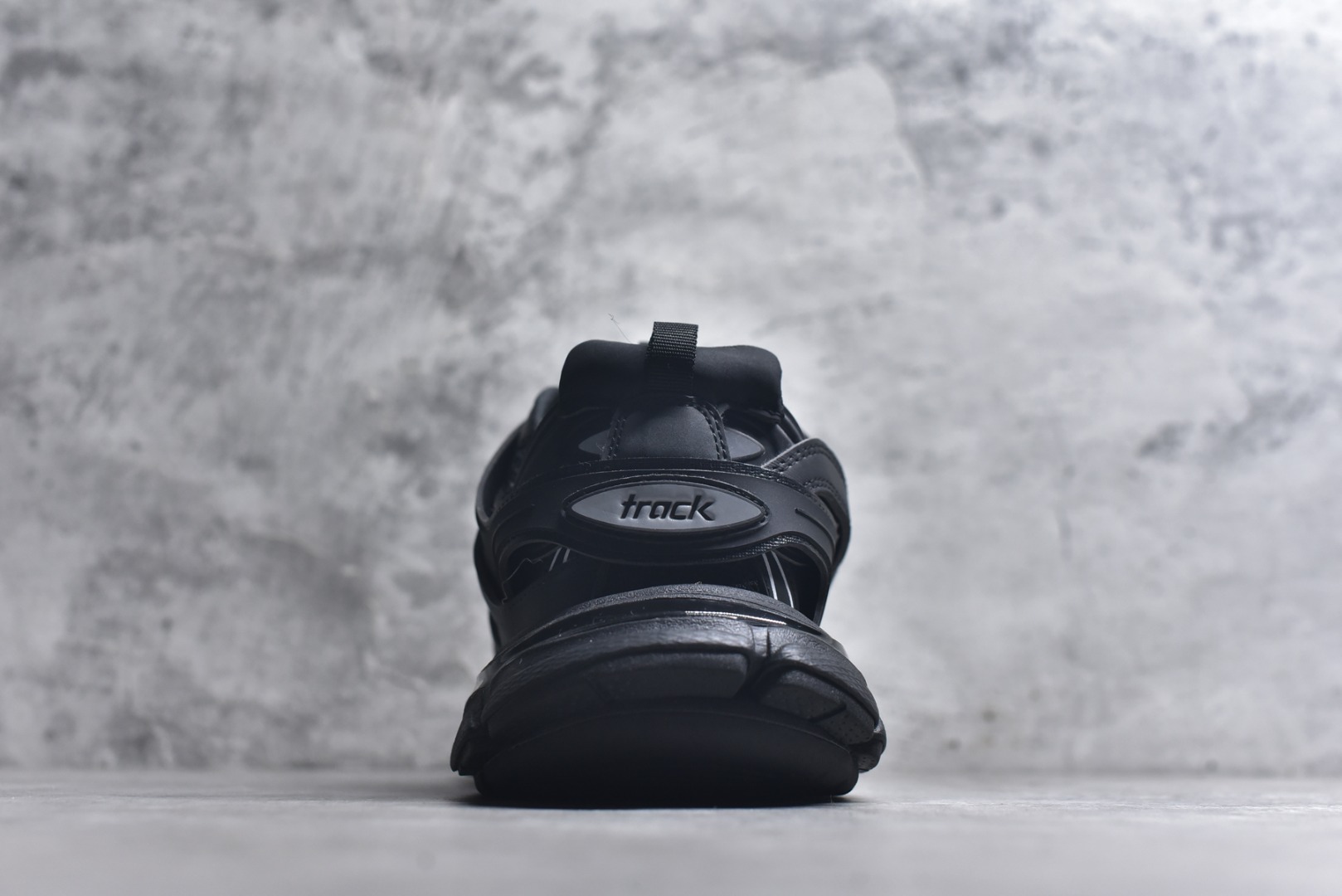 图片[5]-#BALENCIAGA Track Trainers 巴黎世家 3.0代复古野跑姥爹潮流百搭慢跑鞋 成份：47%涤纶 40%聚氨酯纤维 13%Nylon 采用尼龙和网眼布制成 100%不含皮革 尺码饰于足尖 鞋后跟压印Track字样 外底正面压印BB标识 外侧印有Balenciaga印花 鞋舌压印Balenciaga标识 双鞋带以常规方式打结 后帮及鞋舌配有拉环鞋提 动态鞋底设计 为双脚带来后续的助力 50毫米鞋弓 水洗做旧风格 中国制造 此商品提供Balenciaga防尘袋和包装盒 尺码：35-46-选品中心