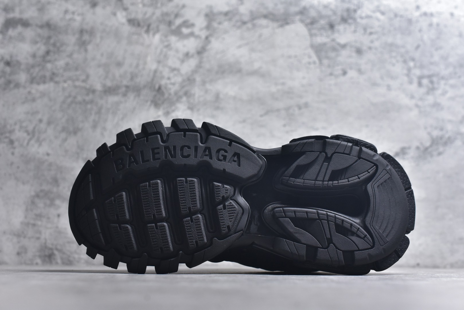 图片[6]-#BALENCIAGA Track Trainers 巴黎世家 3.0代复古野跑姥爹潮流百搭慢跑鞋 成份：47%涤纶 40%聚氨酯纤维 13%Nylon 采用尼龙和网眼布制成 100%不含皮革 尺码饰于足尖 鞋后跟压印Track字样 外底正面压印BB标识 外侧印有Balenciaga印花 鞋舌压印Balenciaga标识 双鞋带以常规方式打结 后帮及鞋舌配有拉环鞋提 动态鞋底设计 为双脚带来后续的助力 50毫米鞋弓 水洗做旧风格 中国制造 此商品提供Balenciaga防尘袋和包装盒 尺码：35-46-选品中心