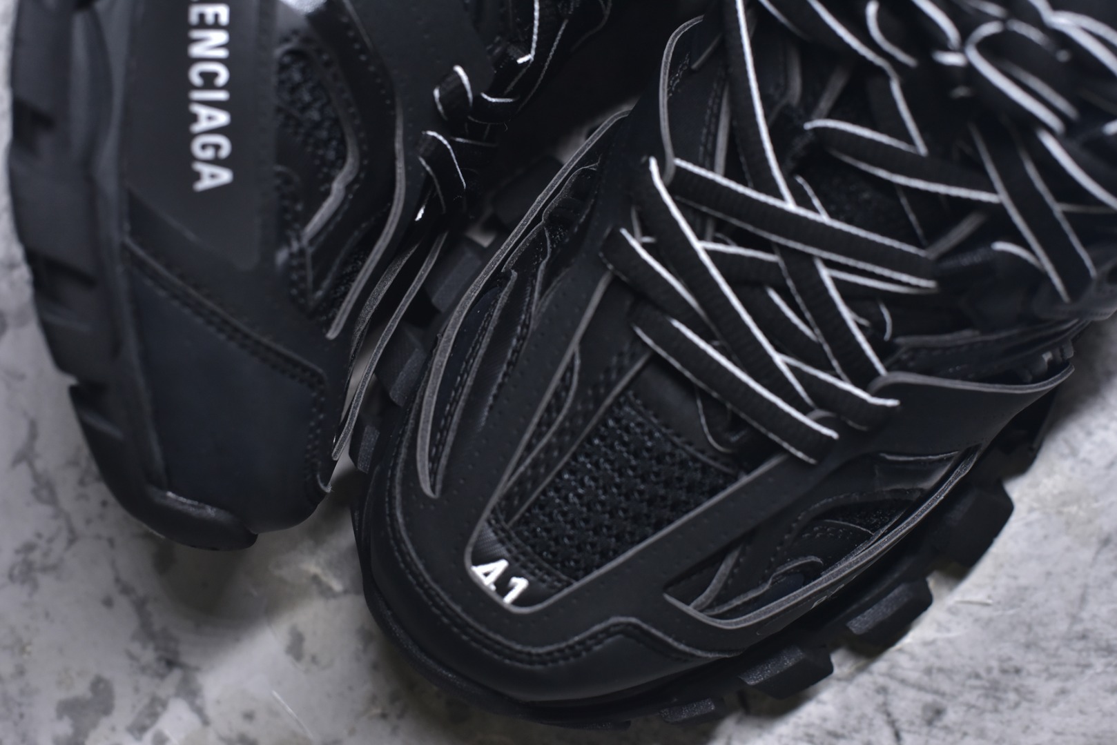 图片[8]-#BALENCIAGA Track Trainers 巴黎世家 3.0代复古野跑姥爹潮流百搭慢跑鞋 成份：47%涤纶 40%聚氨酯纤维 13%Nylon 采用尼龙和网眼布制成 100%不含皮革 尺码饰于足尖 鞋后跟压印Track字样 外底正面压印BB标识 外侧印有Balenciaga印花 鞋舌压印Balenciaga标识 双鞋带以常规方式打结 后帮及鞋舌配有拉环鞋提 动态鞋底设计 为双脚带来后续的助力 50毫米鞋弓 水洗做旧风格 中国制造 此商品提供Balenciaga防尘袋和包装盒 尺码：35-46-选品中心