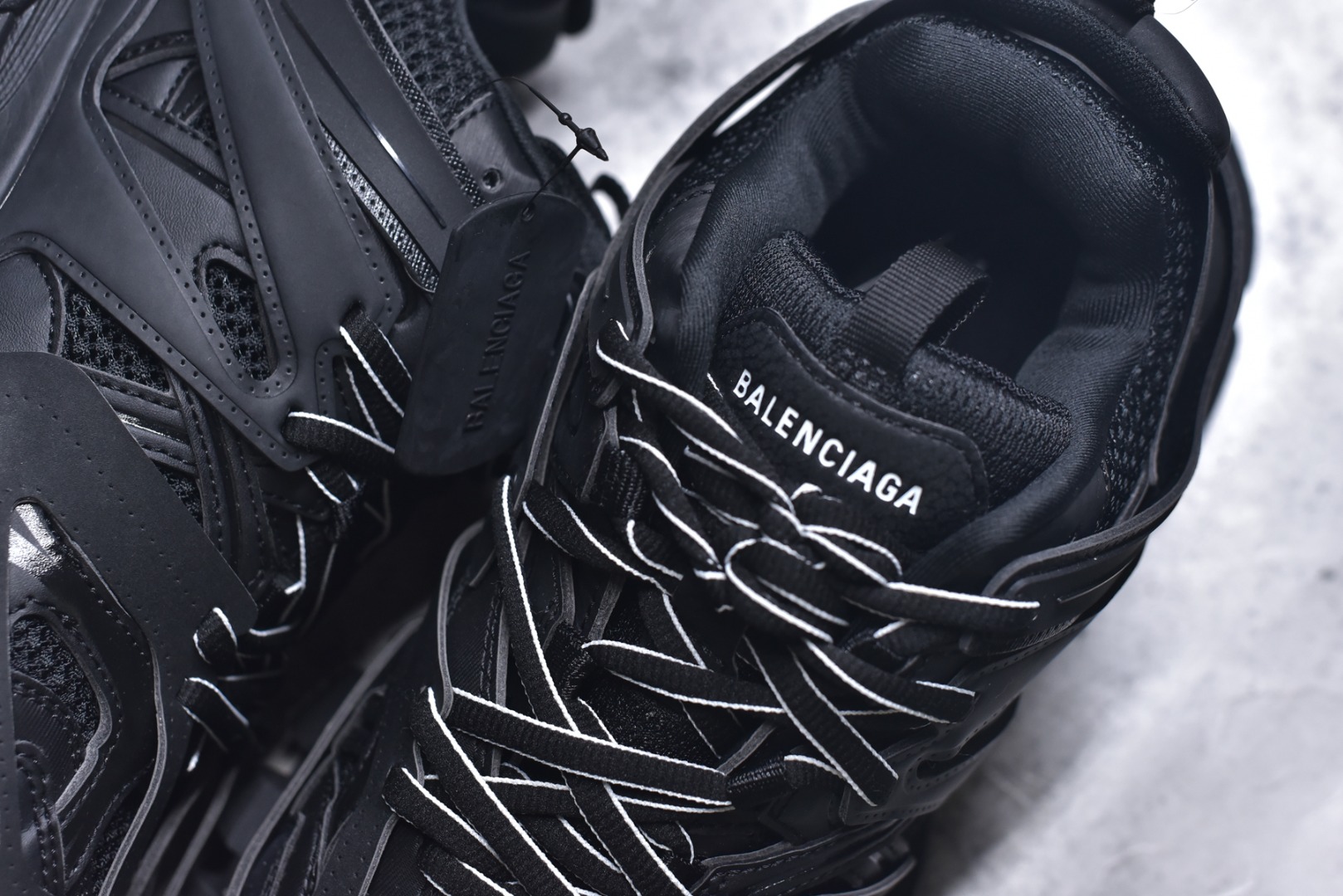 图片[9]-#BALENCIAGA Track Trainers 巴黎世家 3.0代复古野跑姥爹潮流百搭慢跑鞋 成份：47%涤纶 40%聚氨酯纤维 13%Nylon 采用尼龙和网眼布制成 100%不含皮革 尺码饰于足尖 鞋后跟压印Track字样 外底正面压印BB标识 外侧印有Balenciaga印花 鞋舌压印Balenciaga标识 双鞋带以常规方式打结 后帮及鞋舌配有拉环鞋提 动态鞋底设计 为双脚带来后续的助力 50毫米鞋弓 水洗做旧风格 中国制造 此商品提供Balenciaga防尘袋和包装盒 尺码：35-46-选品中心