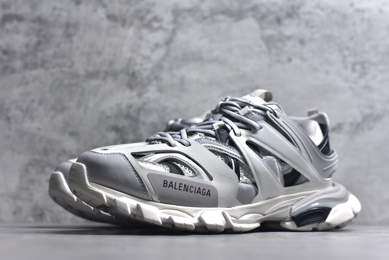 图片[2]-#BALENCIAGA Track Trainers 巴黎世家 3.0代复古野跑姥爹潮流百搭慢跑鞋 成份：47%涤纶 40%聚氨酯纤维 13%Nylon 采用尼龙和网眼布制成 100%不含皮革 尺码饰于足尖 鞋后跟压印Track字样 外底正面压印BB标识 外侧印有Balenciaga印花 鞋舌压印Balenciaga标识 双鞋带以常规方式打结 后帮及鞋舌配有拉环鞋提 动态鞋底设计 为双脚带来后续的助力 50毫米鞋弓 水洗做旧风格 中国制造 此商品提供Balenciaga防尘袋和包装盒 尺码：35-46-选品中心