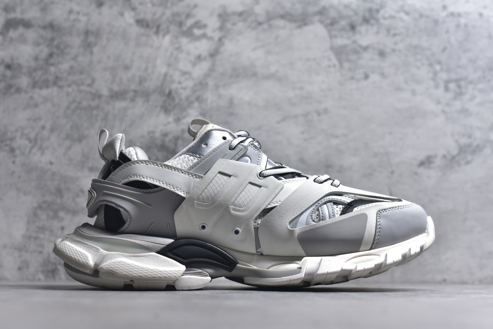 图片[3]-#BALENCIAGA Track Trainers 巴黎世家 3.0代复古野跑姥爹潮流百搭慢跑鞋 成份：47%涤纶 40%聚氨酯纤维 13%Nylon 采用尼龙和网眼布制成 100%不含皮革 尺码饰于足尖 鞋后跟压印Track字样 外底正面压印BB标识 外侧印有Balenciaga印花 鞋舌压印Balenciaga标识 双鞋带以常规方式打结 后帮及鞋舌配有拉环鞋提 动态鞋底设计 为双脚带来后续的助力 50毫米鞋弓 水洗做旧风格 中国制造 此商品提供Balenciaga防尘袋和包装盒 尺码：35-46-选品中心