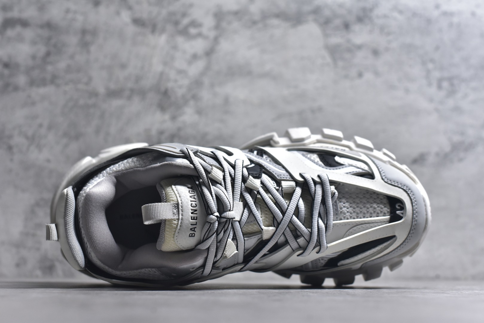 图片[4]-#BALENCIAGA Track Trainers 巴黎世家 3.0代复古野跑姥爹潮流百搭慢跑鞋 成份：47%涤纶 40%聚氨酯纤维 13%Nylon 采用尼龙和网眼布制成 100%不含皮革 尺码饰于足尖 鞋后跟压印Track字样 外底正面压印BB标识 外侧印有Balenciaga印花 鞋舌压印Balenciaga标识 双鞋带以常规方式打结 后帮及鞋舌配有拉环鞋提 动态鞋底设计 为双脚带来后续的助力 50毫米鞋弓 水洗做旧风格 中国制造 此商品提供Balenciaga防尘袋和包装盒 尺码：35-46-选品中心