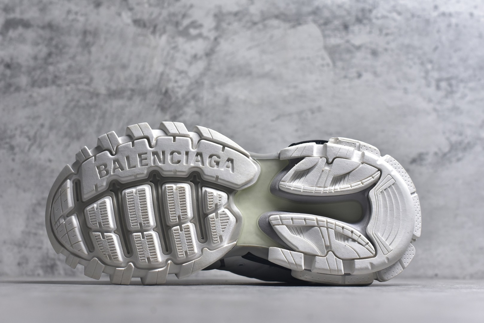 图片[6]-#BALENCIAGA Track Trainers 巴黎世家 3.0代复古野跑姥爹潮流百搭慢跑鞋 成份：47%涤纶 40%聚氨酯纤维 13%Nylon 采用尼龙和网眼布制成 100%不含皮革 尺码饰于足尖 鞋后跟压印Track字样 外底正面压印BB标识 外侧印有Balenciaga印花 鞋舌压印Balenciaga标识 双鞋带以常规方式打结 后帮及鞋舌配有拉环鞋提 动态鞋底设计 为双脚带来后续的助力 50毫米鞋弓 水洗做旧风格 中国制造 此商品提供Balenciaga防尘袋和包装盒 尺码：35-46-选品中心