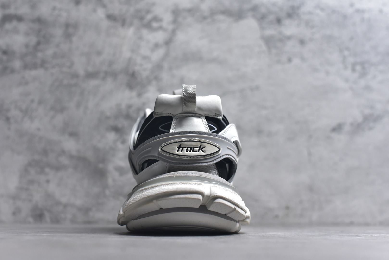 图片[5]-#BALENCIAGA Track Trainers 巴黎世家 3.0代复古野跑姥爹潮流百搭慢跑鞋 成份：47%涤纶 40%聚氨酯纤维 13%Nylon 采用尼龙和网眼布制成 100%不含皮革 尺码饰于足尖 鞋后跟压印Track字样 外底正面压印BB标识 外侧印有Balenciaga印花 鞋舌压印Balenciaga标识 双鞋带以常规方式打结 后帮及鞋舌配有拉环鞋提 动态鞋底设计 为双脚带来后续的助力 50毫米鞋弓 水洗做旧风格 中国制造 此商品提供Balenciaga防尘袋和包装盒 尺码：35-46-选品中心