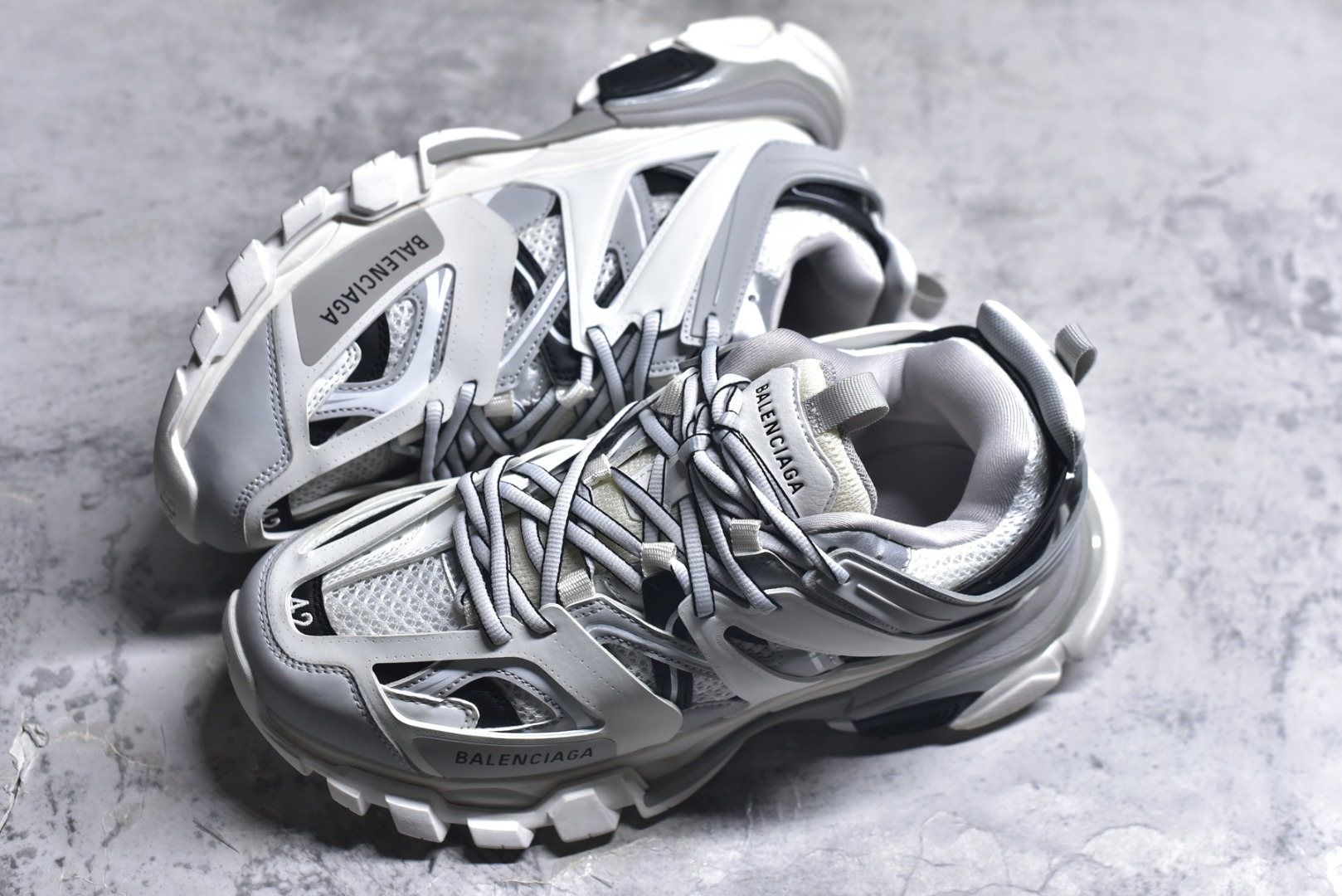 图片[7]-#BALENCIAGA Track Trainers 巴黎世家 3.0代复古野跑姥爹潮流百搭慢跑鞋 成份：47%涤纶 40%聚氨酯纤维 13%Nylon 采用尼龙和网眼布制成 100%不含皮革 尺码饰于足尖 鞋后跟压印Track字样 外底正面压印BB标识 外侧印有Balenciaga印花 鞋舌压印Balenciaga标识 双鞋带以常规方式打结 后帮及鞋舌配有拉环鞋提 动态鞋底设计 为双脚带来后续的助力 50毫米鞋弓 水洗做旧风格 中国制造 此商品提供Balenciaga防尘袋和包装盒 尺码：35-46-选品中心