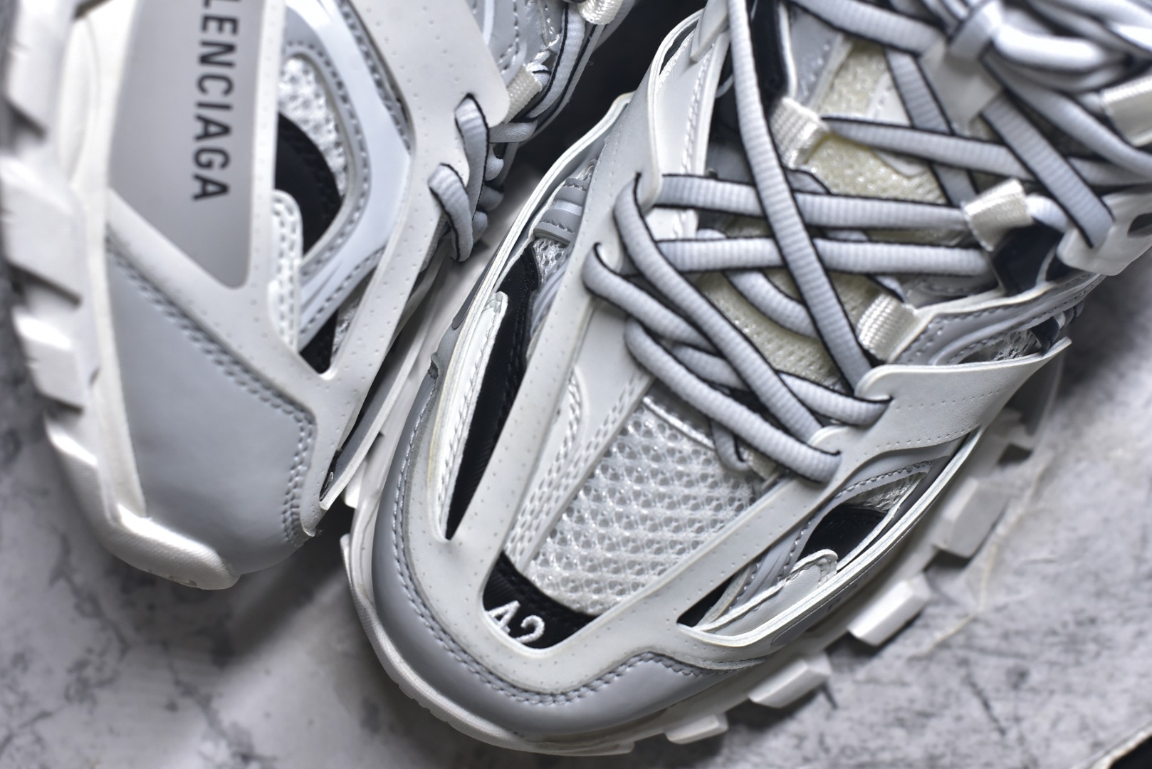 图片[8]-#BALENCIAGA Track Trainers 巴黎世家 3.0代复古野跑姥爹潮流百搭慢跑鞋 成份：47%涤纶 40%聚氨酯纤维 13%Nylon 采用尼龙和网眼布制成 100%不含皮革 尺码饰于足尖 鞋后跟压印Track字样 外底正面压印BB标识 外侧印有Balenciaga印花 鞋舌压印Balenciaga标识 双鞋带以常规方式打结 后帮及鞋舌配有拉环鞋提 动态鞋底设计 为双脚带来后续的助力 50毫米鞋弓 水洗做旧风格 中国制造 此商品提供Balenciaga防尘袋和包装盒 尺码：35-46-选品中心