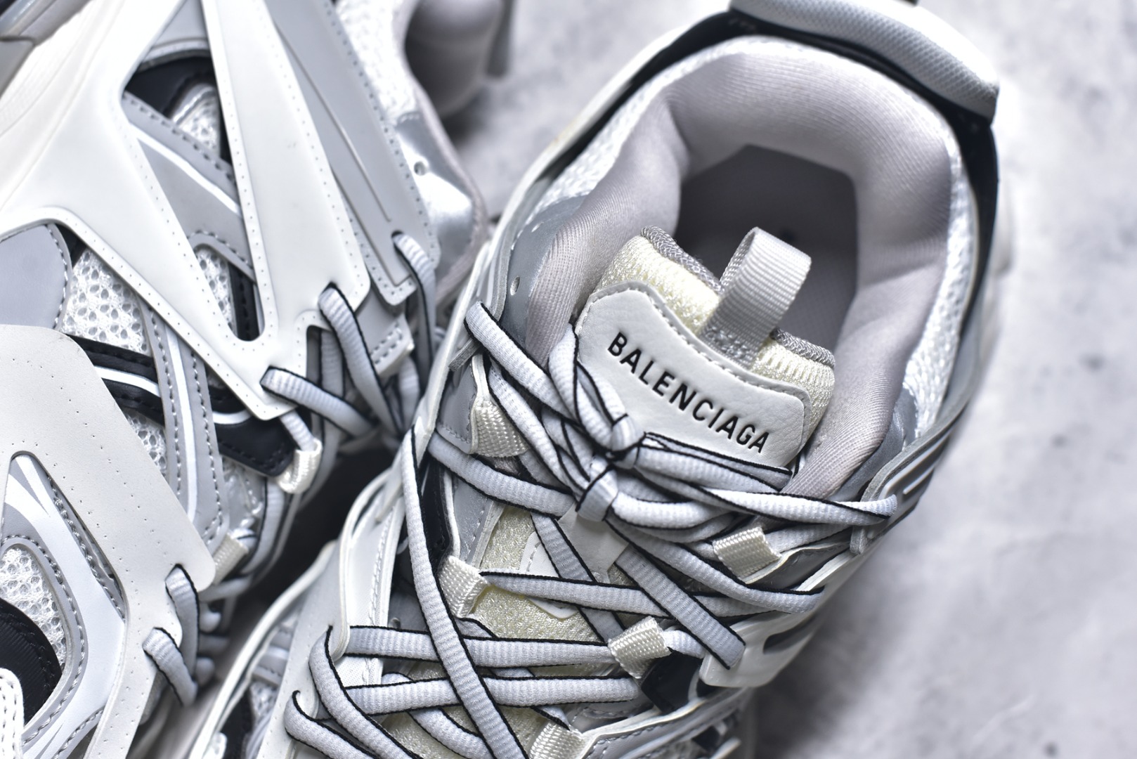 图片[9]-#BALENCIAGA Track Trainers 巴黎世家 3.0代复古野跑姥爹潮流百搭慢跑鞋 成份：47%涤纶 40%聚氨酯纤维 13%Nylon 采用尼龙和网眼布制成 100%不含皮革 尺码饰于足尖 鞋后跟压印Track字样 外底正面压印BB标识 外侧印有Balenciaga印花 鞋舌压印Balenciaga标识 双鞋带以常规方式打结 后帮及鞋舌配有拉环鞋提 动态鞋底设计 为双脚带来后续的助力 50毫米鞋弓 水洗做旧风格 中国制造 此商品提供Balenciaga防尘袋和包装盒 尺码：35-46-选品中心