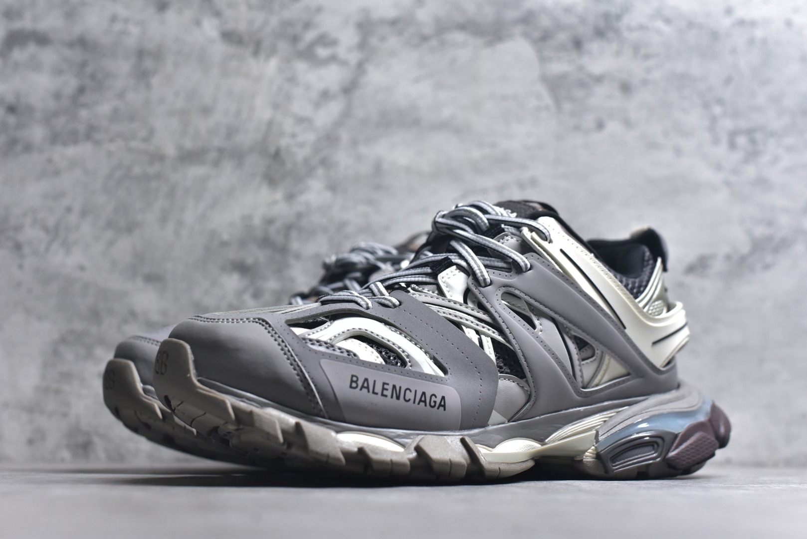 图片[2]-#BALENCIAGA Track Trainers 巴黎世家 3.0代复古野跑姥爹潮流百搭慢跑鞋 成份：47%涤纶 40%聚氨酯纤维 13%Nylon 采用尼龙和网眼布制成 100%不含皮革 尺码饰于足尖 鞋后跟压印Track字样 外底正面压印BB标识 外侧印有Balenciaga印花 鞋舌压印Balenciaga标识 双鞋带以常规方式打结 后帮及鞋舌配有拉环鞋提 动态鞋底设计 为双脚带来后续的助力 50毫米鞋弓 水洗做旧风格 中国制造 此商品提供Balenciaga防尘袋和包装盒 尺码：35-46-选品中心