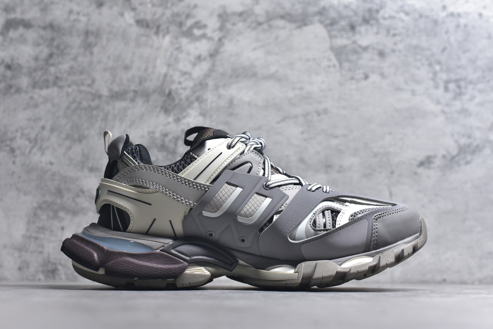 图片[3]-#BALENCIAGA Track Trainers 巴黎世家 3.0代复古野跑姥爹潮流百搭慢跑鞋 成份：47%涤纶 40%聚氨酯纤维 13%Nylon 采用尼龙和网眼布制成 100%不含皮革 尺码饰于足尖 鞋后跟压印Track字样 外底正面压印BB标识 外侧印有Balenciaga印花 鞋舌压印Balenciaga标识 双鞋带以常规方式打结 后帮及鞋舌配有拉环鞋提 动态鞋底设计 为双脚带来后续的助力 50毫米鞋弓 水洗做旧风格 中国制造 此商品提供Balenciaga防尘袋和包装盒 尺码：35-46-选品中心