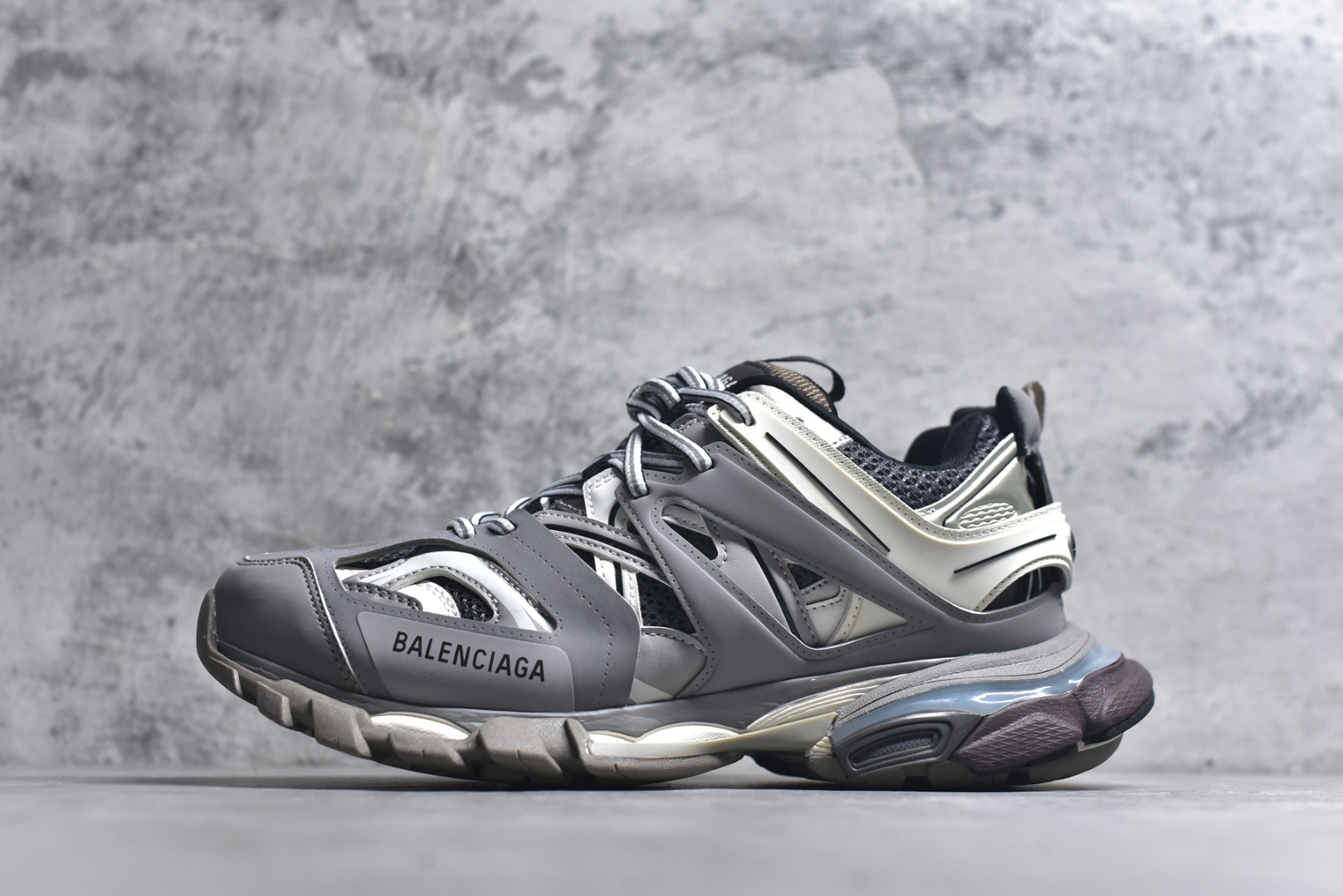 #BALENCIAGA Track Trainers 巴黎世家 3.0代复古野跑姥爹潮流百搭慢跑鞋 成份：47%涤纶 40%聚氨酯纤维 13%Nylon 采用尼龙和网眼布制成 100%不含皮革 尺码饰于足尖 鞋后跟压印Track字样 外底正面压印BB标识 外侧印有Balenciaga印花 鞋舌压印Balenciaga标识 双鞋带以常规方式打结 后帮及鞋舌配有拉环鞋提 动态鞋底设计 为双脚带来后续的助力 50毫米鞋弓 水洗做旧风格 中国制造 此商品提供Balenciaga防尘袋和包装盒 尺码：35-46-选品中心