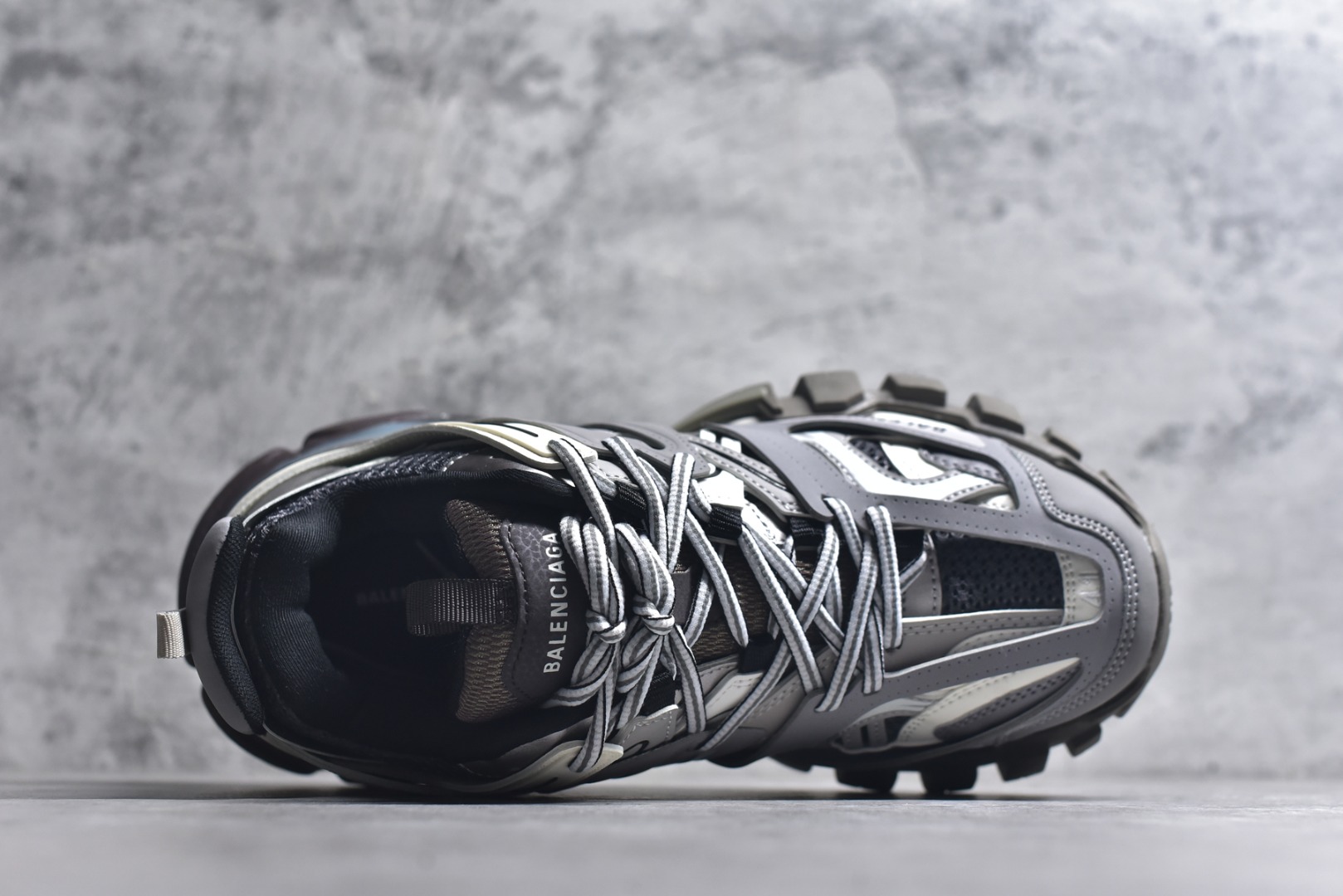 图片[4]-#BALENCIAGA Track Trainers 巴黎世家 3.0代复古野跑姥爹潮流百搭慢跑鞋 成份：47%涤纶 40%聚氨酯纤维 13%Nylon 采用尼龙和网眼布制成 100%不含皮革 尺码饰于足尖 鞋后跟压印Track字样 外底正面压印BB标识 外侧印有Balenciaga印花 鞋舌压印Balenciaga标识 双鞋带以常规方式打结 后帮及鞋舌配有拉环鞋提 动态鞋底设计 为双脚带来后续的助力 50毫米鞋弓 水洗做旧风格 中国制造 此商品提供Balenciaga防尘袋和包装盒 尺码：35-46-选品中心