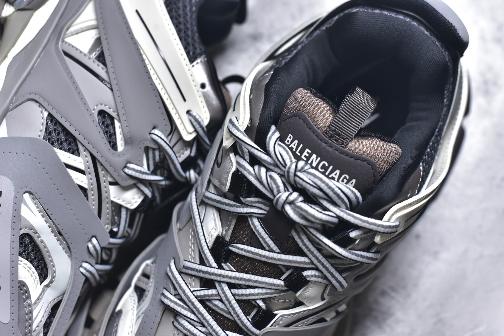 图片[9]-#BALENCIAGA Track Trainers 巴黎世家 3.0代复古野跑姥爹潮流百搭慢跑鞋 成份：47%涤纶 40%聚氨酯纤维 13%Nylon 采用尼龙和网眼布制成 100%不含皮革 尺码饰于足尖 鞋后跟压印Track字样 外底正面压印BB标识 外侧印有Balenciaga印花 鞋舌压印Balenciaga标识 双鞋带以常规方式打结 后帮及鞋舌配有拉环鞋提 动态鞋底设计 为双脚带来后续的助力 50毫米鞋弓 水洗做旧风格 中国制造 此商品提供Balenciaga防尘袋和包装盒 尺码：35-46-选品中心