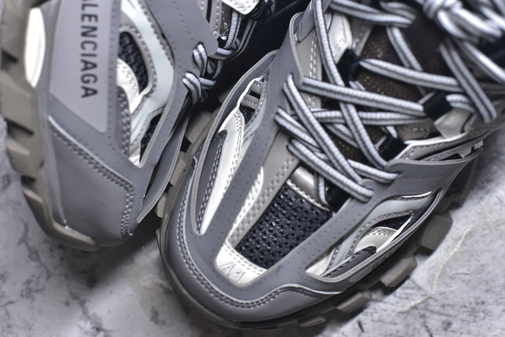 图片[8]-#BALENCIAGA Track Trainers 巴黎世家 3.0代复古野跑姥爹潮流百搭慢跑鞋 成份：47%涤纶 40%聚氨酯纤维 13%Nylon 采用尼龙和网眼布制成 100%不含皮革 尺码饰于足尖 鞋后跟压印Track字样 外底正面压印BB标识 外侧印有Balenciaga印花 鞋舌压印Balenciaga标识 双鞋带以常规方式打结 后帮及鞋舌配有拉环鞋提 动态鞋底设计 为双脚带来后续的助力 50毫米鞋弓 水洗做旧风格 中国制造 此商品提供Balenciaga防尘袋和包装盒 尺码：35-46-选品中心