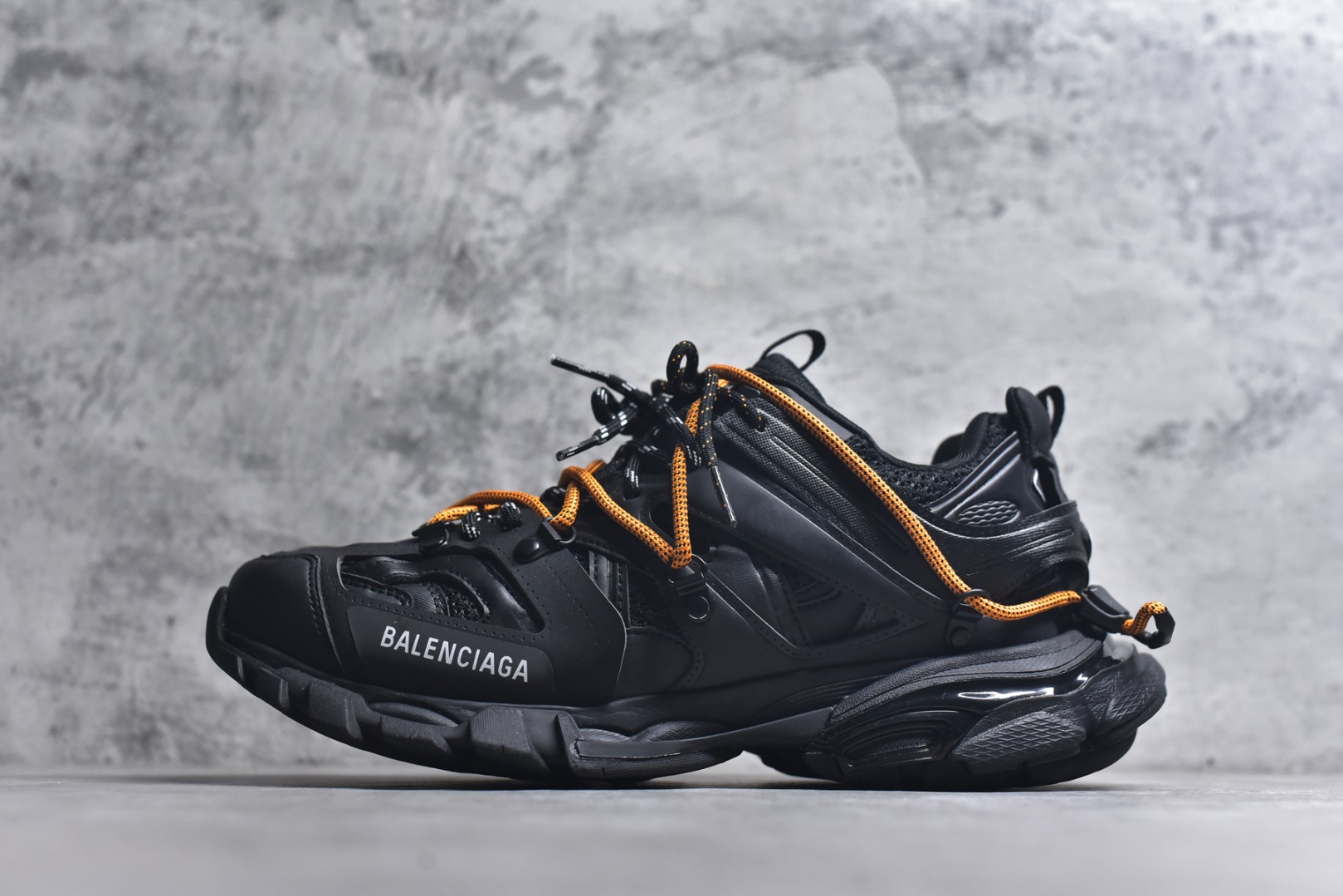 #BALENCIAGA Track Trainers 巴黎世家 3.0代复古野跑姥爹潮流百搭慢跑鞋 成份：47%涤纶 40%聚氨酯纤维 13%Nylon 采用尼龙和网眼布制成 100%不含皮革 尺码饰于足尖 鞋后跟压印Track字样 外底正面压印BB标识 外侧印有Balenciaga印花 鞋舌压印Balenciaga标识 双鞋带以常规方式打结 后帮及鞋舌配有拉环鞋提 动态鞋底设计 为双脚带来后续的助力 50毫米鞋弓 水洗做旧风格 中国制造 此商品提供Balenciaga防尘袋和包装盒 尺码：35-46-选品中心