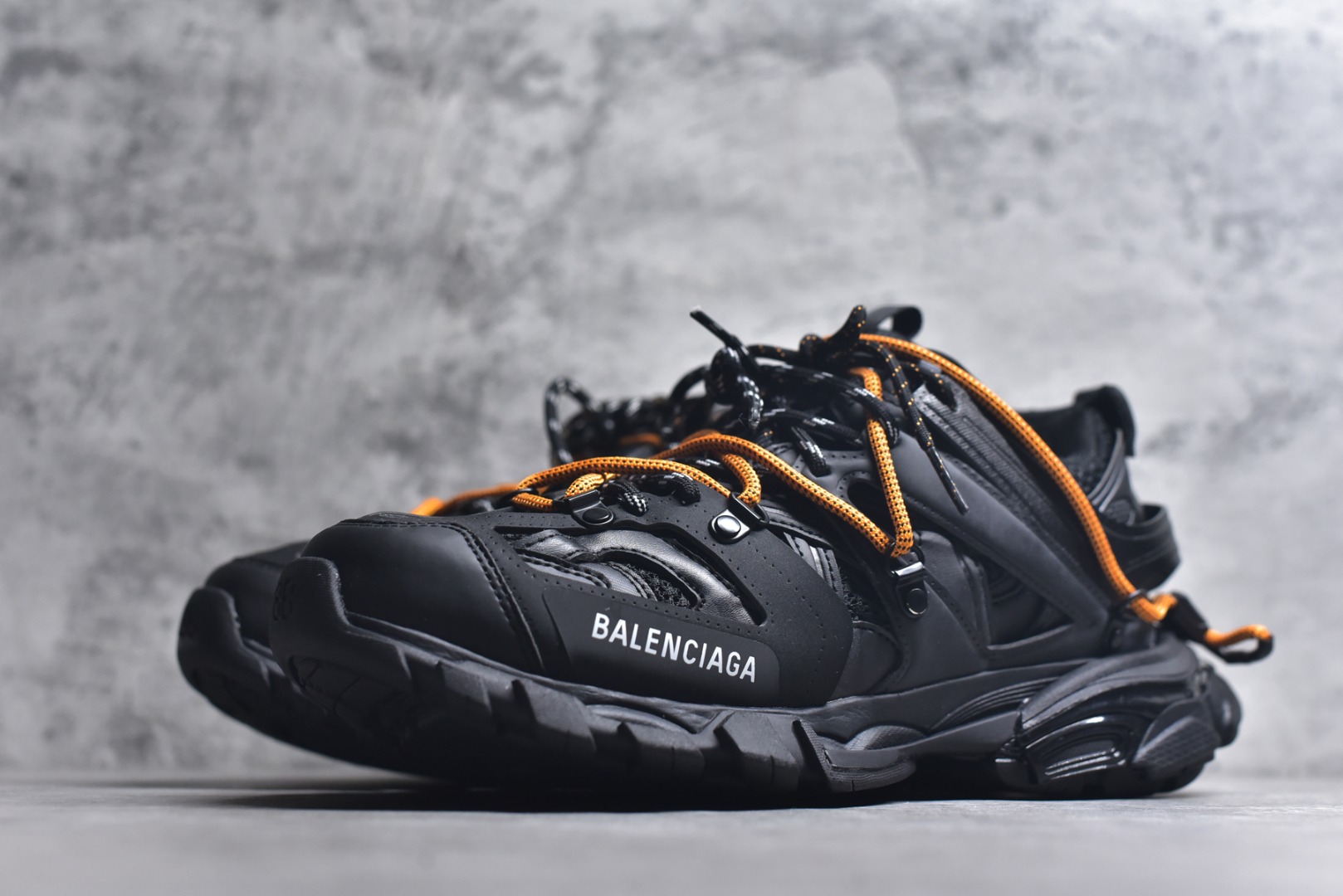 图片[2]-#BALENCIAGA Track Trainers 巴黎世家 3.0代复古野跑姥爹潮流百搭慢跑鞋 成份：47%涤纶 40%聚氨酯纤维 13%Nylon 采用尼龙和网眼布制成 100%不含皮革 尺码饰于足尖 鞋后跟压印Track字样 外底正面压印BB标识 外侧印有Balenciaga印花 鞋舌压印Balenciaga标识 双鞋带以常规方式打结 后帮及鞋舌配有拉环鞋提 动态鞋底设计 为双脚带来后续的助力 50毫米鞋弓 水洗做旧风格 中国制造 此商品提供Balenciaga防尘袋和包装盒 尺码：35-46-选品中心