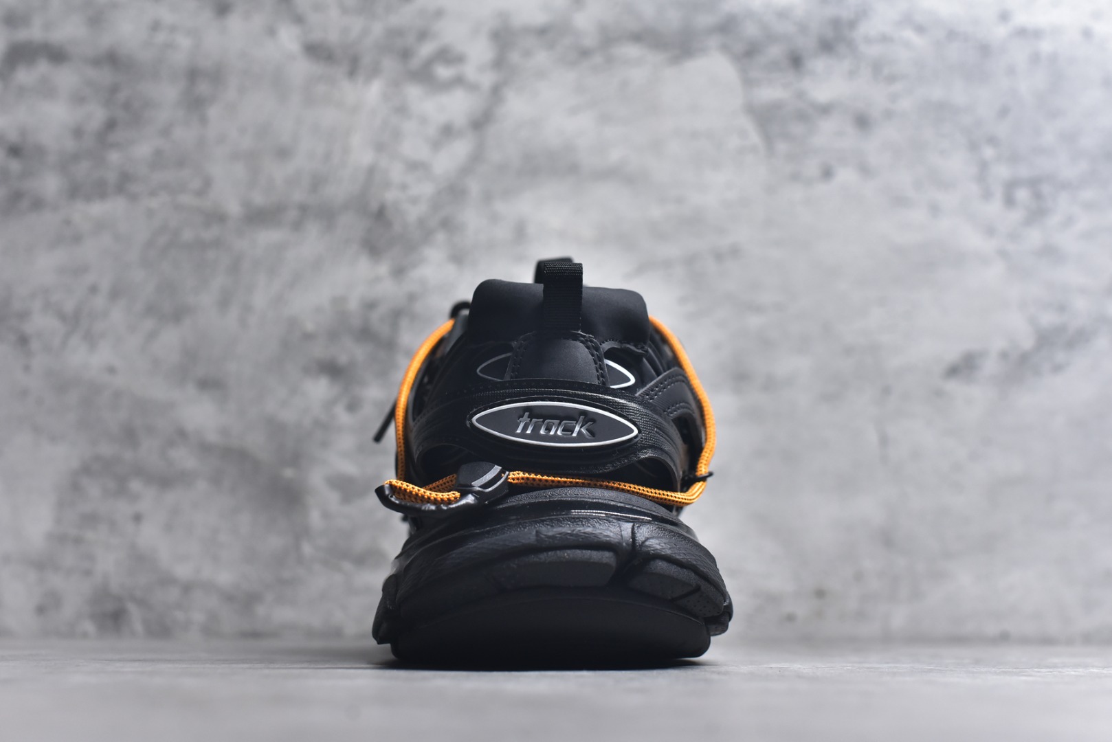 图片[5]-#BALENCIAGA Track Trainers 巴黎世家 3.0代复古野跑姥爹潮流百搭慢跑鞋 成份：47%涤纶 40%聚氨酯纤维 13%Nylon 采用尼龙和网眼布制成 100%不含皮革 尺码饰于足尖 鞋后跟压印Track字样 外底正面压印BB标识 外侧印有Balenciaga印花 鞋舌压印Balenciaga标识 双鞋带以常规方式打结 后帮及鞋舌配有拉环鞋提 动态鞋底设计 为双脚带来后续的助力 50毫米鞋弓 水洗做旧风格 中国制造 此商品提供Balenciaga防尘袋和包装盒 尺码：35-46-选品中心