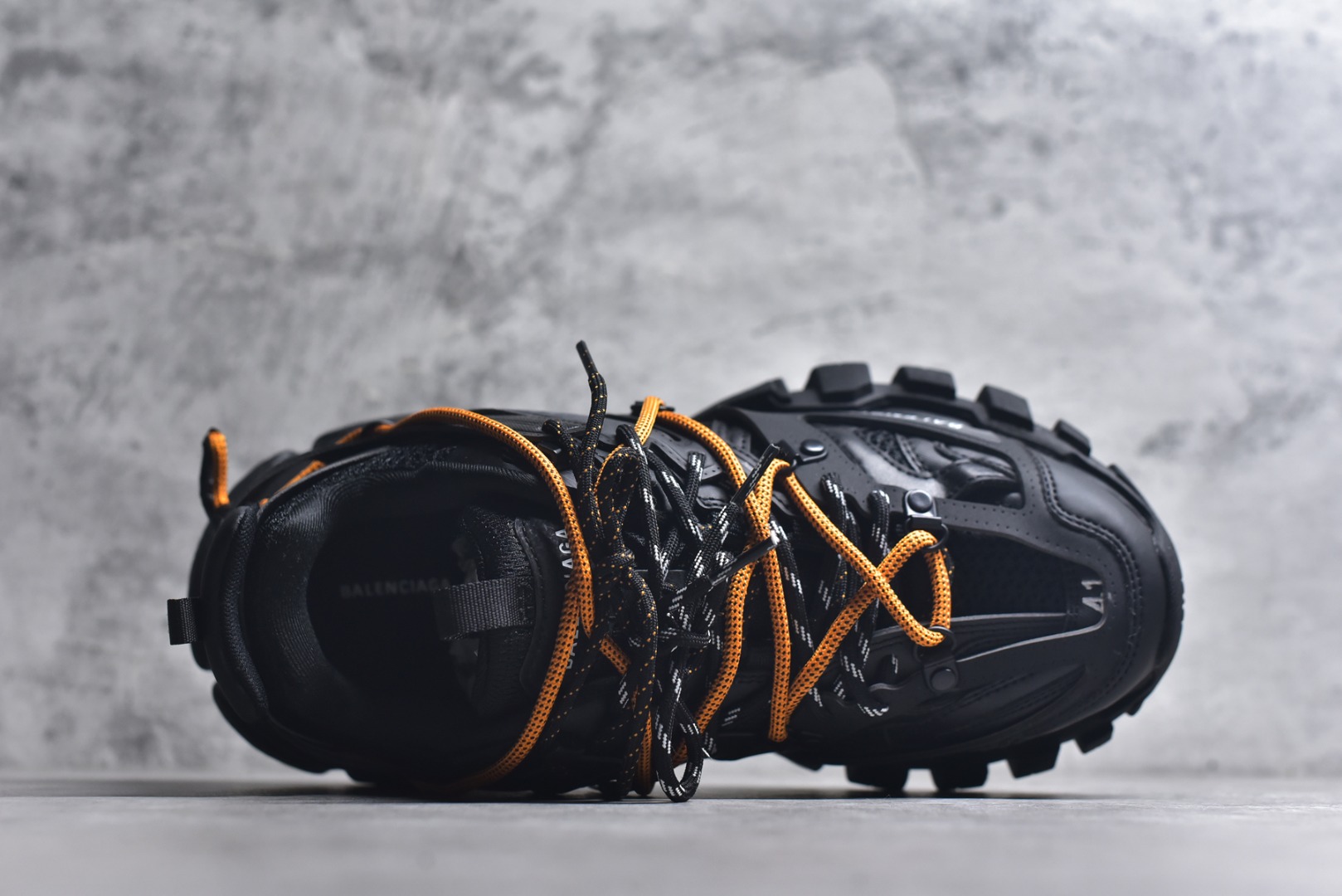 图片[4]-#BALENCIAGA Track Trainers 巴黎世家 3.0代复古野跑姥爹潮流百搭慢跑鞋 成份：47%涤纶 40%聚氨酯纤维 13%Nylon 采用尼龙和网眼布制成 100%不含皮革 尺码饰于足尖 鞋后跟压印Track字样 外底正面压印BB标识 外侧印有Balenciaga印花 鞋舌压印Balenciaga标识 双鞋带以常规方式打结 后帮及鞋舌配有拉环鞋提 动态鞋底设计 为双脚带来后续的助力 50毫米鞋弓 水洗做旧风格 中国制造 此商品提供Balenciaga防尘袋和包装盒 尺码：35-46-选品中心