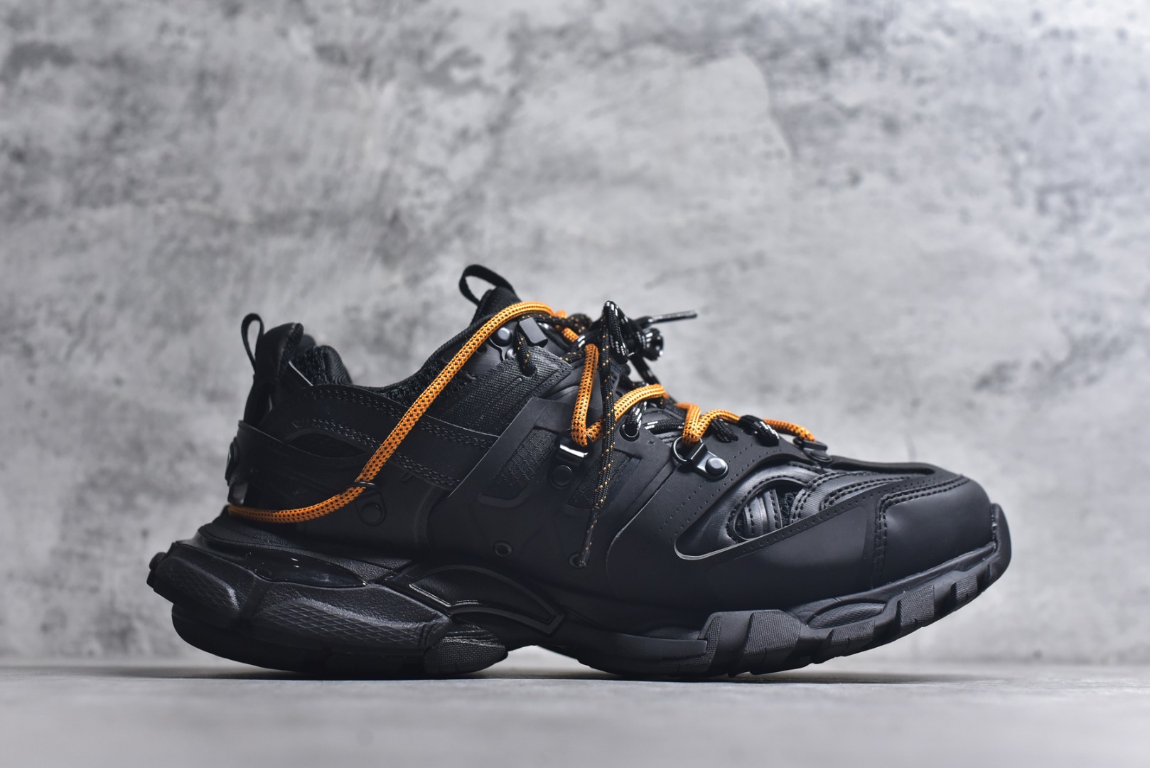 图片[3]-#BALENCIAGA Track Trainers 巴黎世家 3.0代复古野跑姥爹潮流百搭慢跑鞋 成份：47%涤纶 40%聚氨酯纤维 13%Nylon 采用尼龙和网眼布制成 100%不含皮革 尺码饰于足尖 鞋后跟压印Track字样 外底正面压印BB标识 外侧印有Balenciaga印花 鞋舌压印Balenciaga标识 双鞋带以常规方式打结 后帮及鞋舌配有拉环鞋提 动态鞋底设计 为双脚带来后续的助力 50毫米鞋弓 水洗做旧风格 中国制造 此商品提供Balenciaga防尘袋和包装盒 尺码：35-46-选品中心