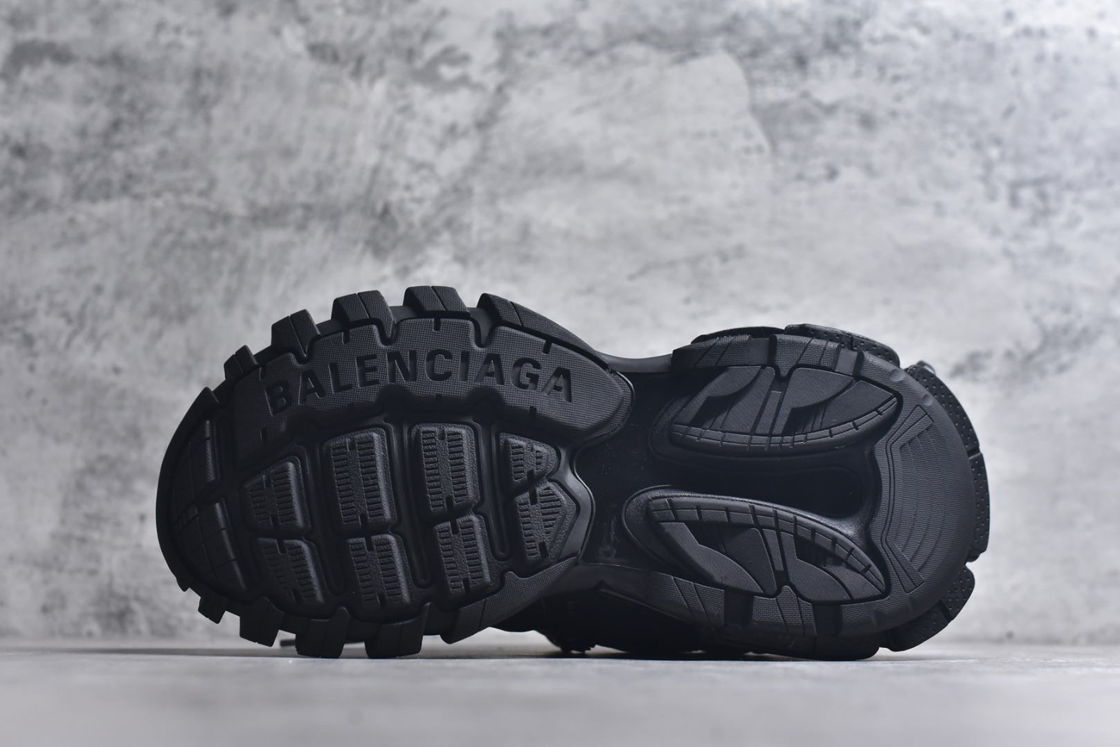 图片[6]-#BALENCIAGA Track Trainers 巴黎世家 3.0代复古野跑姥爹潮流百搭慢跑鞋 成份：47%涤纶 40%聚氨酯纤维 13%Nylon 采用尼龙和网眼布制成 100%不含皮革 尺码饰于足尖 鞋后跟压印Track字样 外底正面压印BB标识 外侧印有Balenciaga印花 鞋舌压印Balenciaga标识 双鞋带以常规方式打结 后帮及鞋舌配有拉环鞋提 动态鞋底设计 为双脚带来后续的助力 50毫米鞋弓 水洗做旧风格 中国制造 此商品提供Balenciaga防尘袋和包装盒 尺码：35-46-选品中心