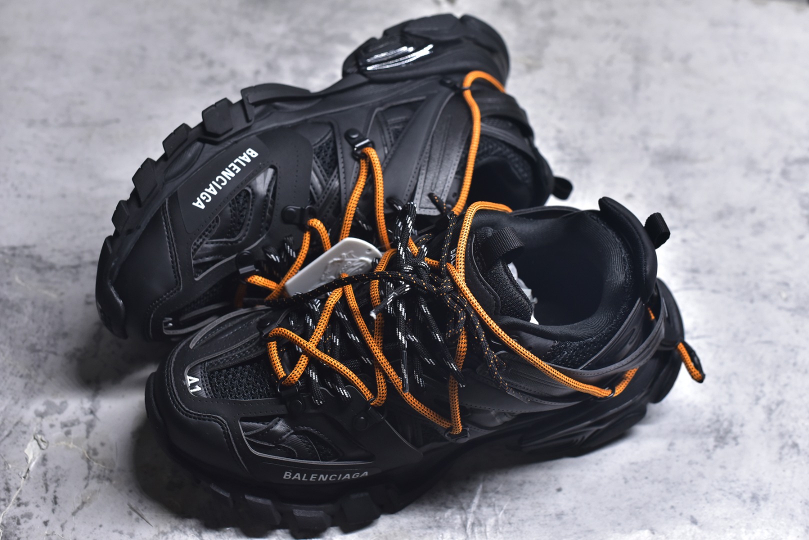 图片[7]-#BALENCIAGA Track Trainers 巴黎世家 3.0代复古野跑姥爹潮流百搭慢跑鞋 成份：47%涤纶 40%聚氨酯纤维 13%Nylon 采用尼龙和网眼布制成 100%不含皮革 尺码饰于足尖 鞋后跟压印Track字样 外底正面压印BB标识 外侧印有Balenciaga印花 鞋舌压印Balenciaga标识 双鞋带以常规方式打结 后帮及鞋舌配有拉环鞋提 动态鞋底设计 为双脚带来后续的助力 50毫米鞋弓 水洗做旧风格 中国制造 此商品提供Balenciaga防尘袋和包装盒 尺码：35-46-选品中心